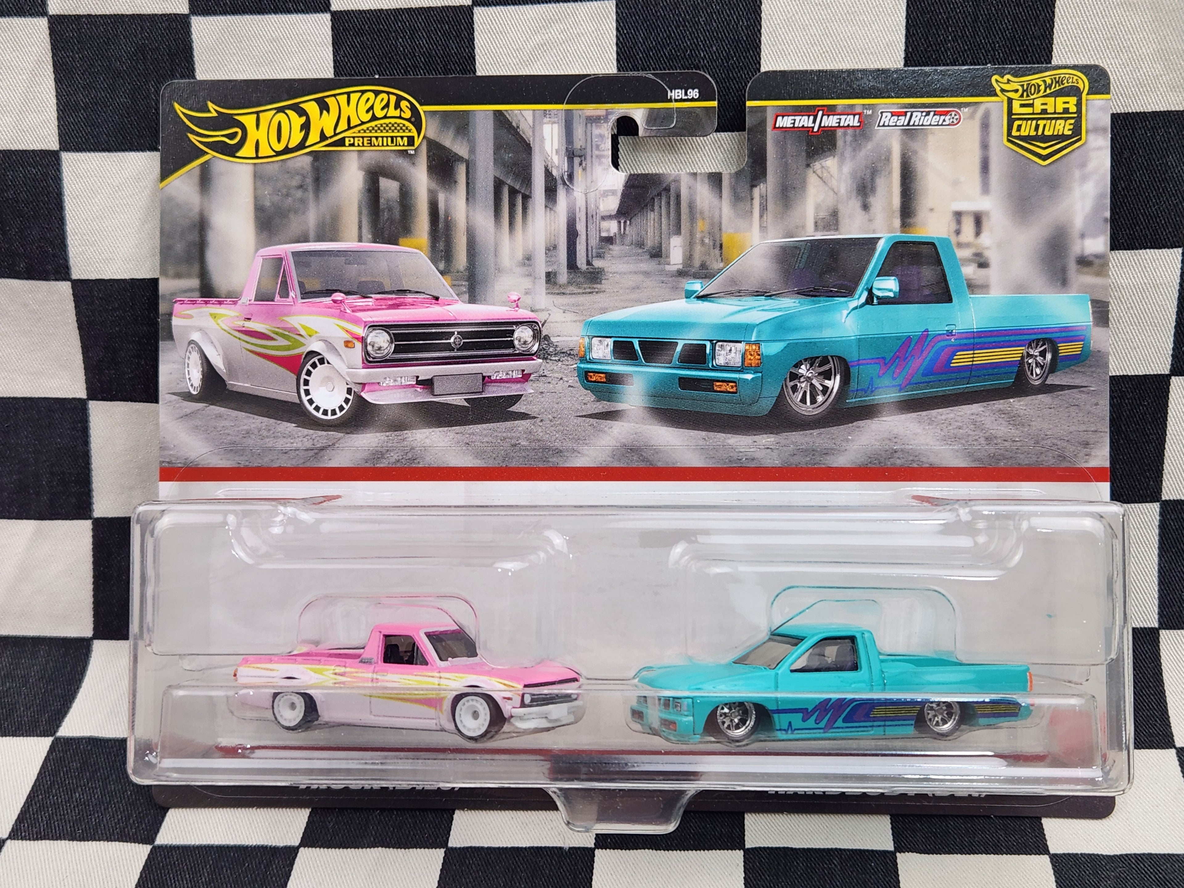 Hot Wheels Mini Trucks Twin Pack 1975 Datsun Sunny B120/93 Nissan Hardbody D21