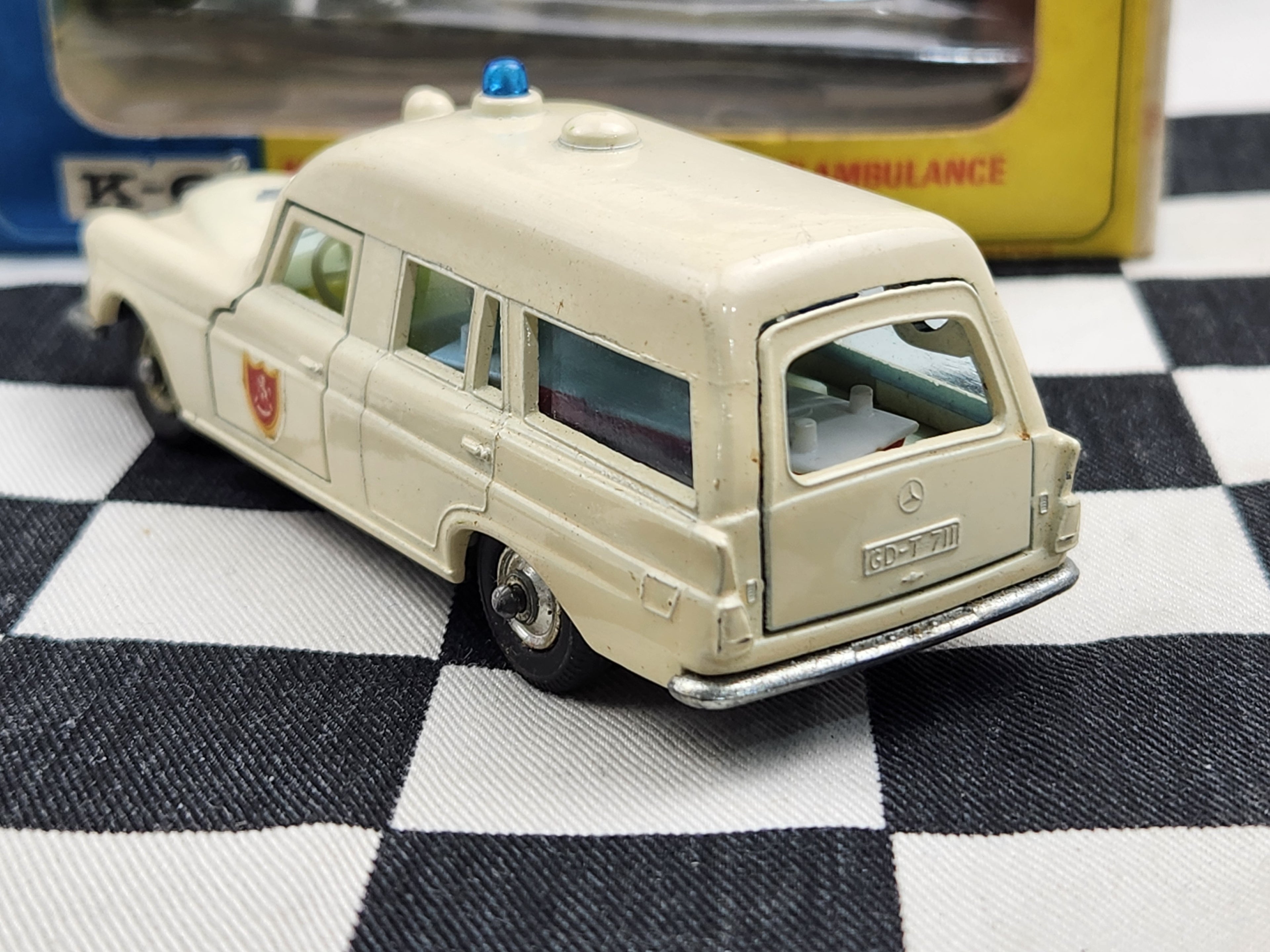 Matchbox King Size K6 Mercedes Benz Binz Ambulance