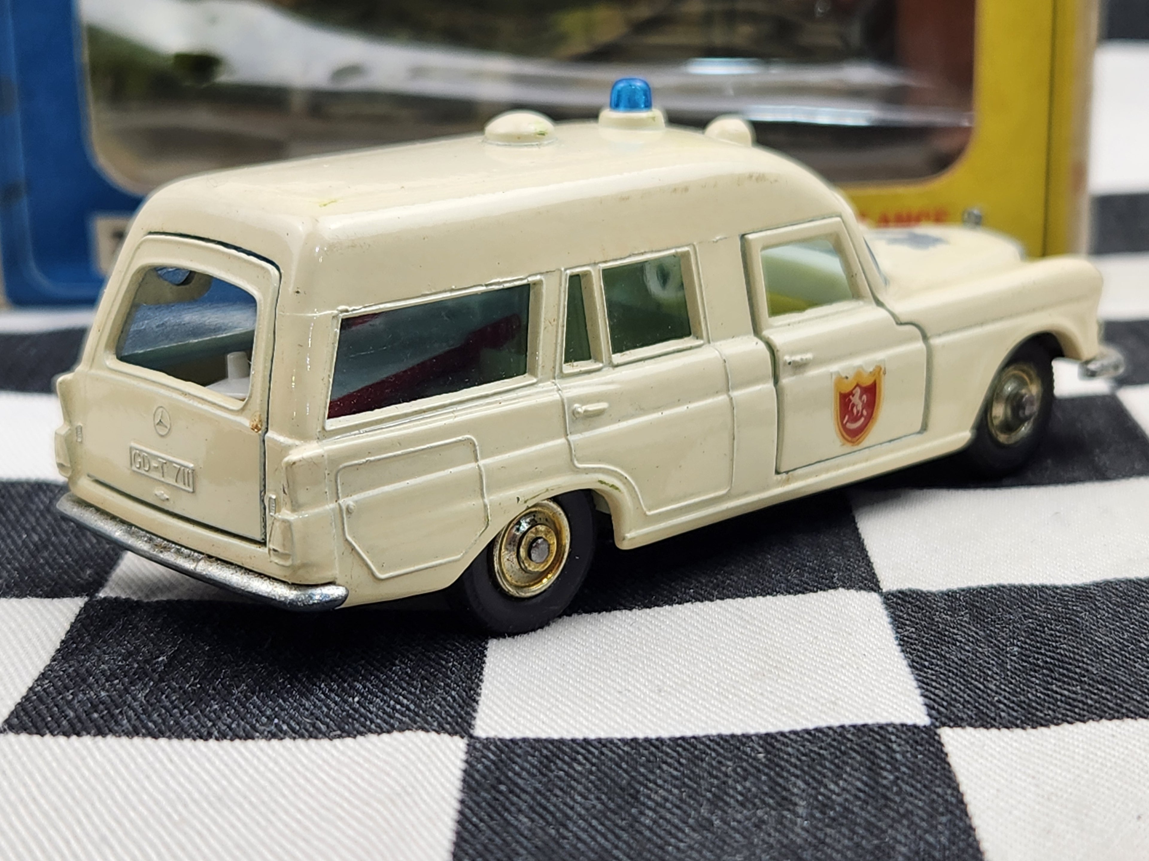 Matchbox King Size K6 Mercedes Benz Binz Ambulance