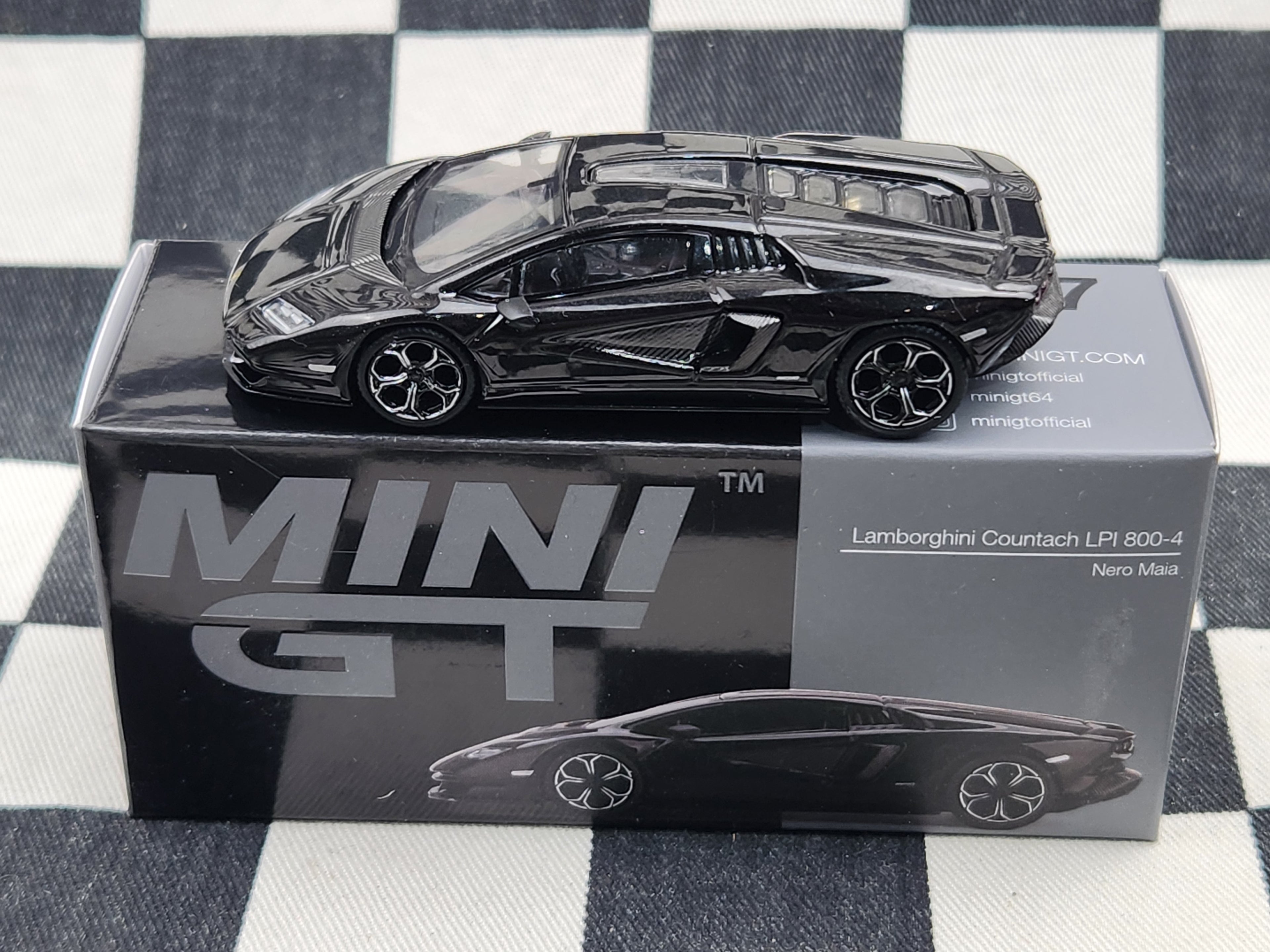 Mini GT 1:64 Lamborghini Countach LPI 800-4 Nero Maia