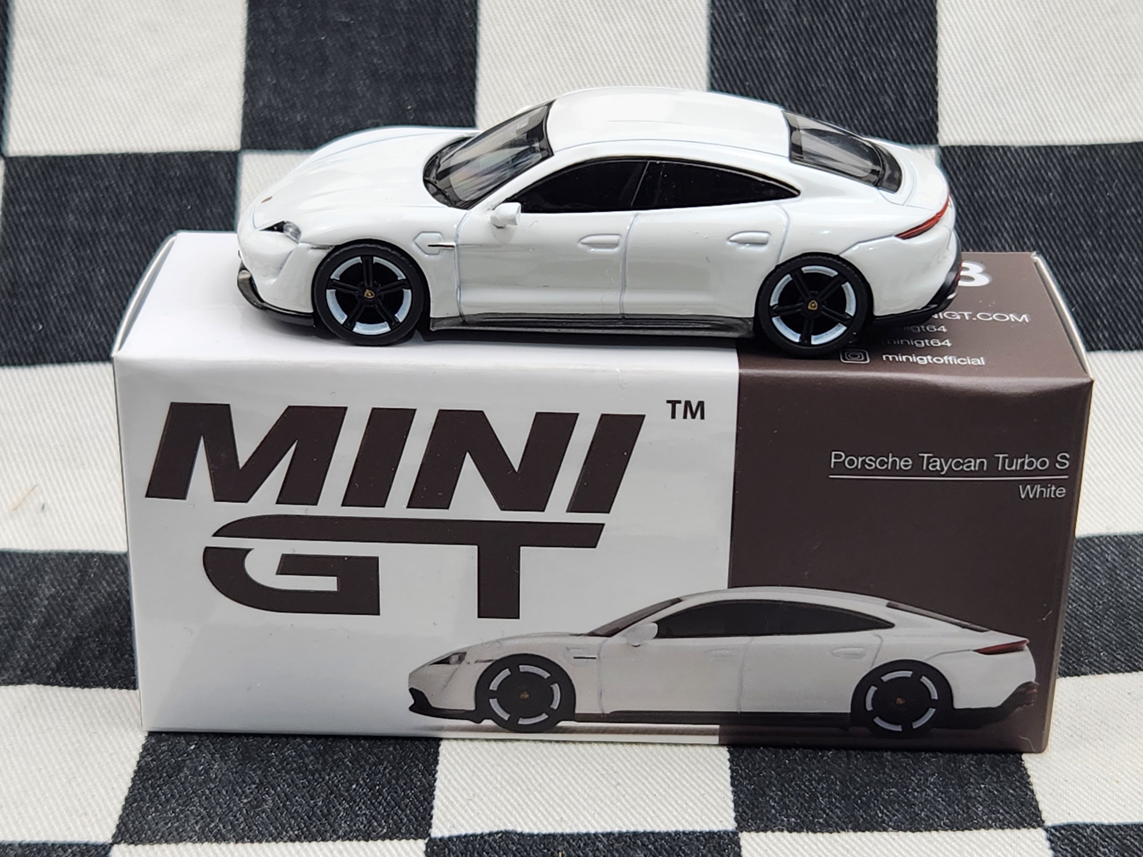 Mini GT 1:64 Porsche Taycan Turbo S White
