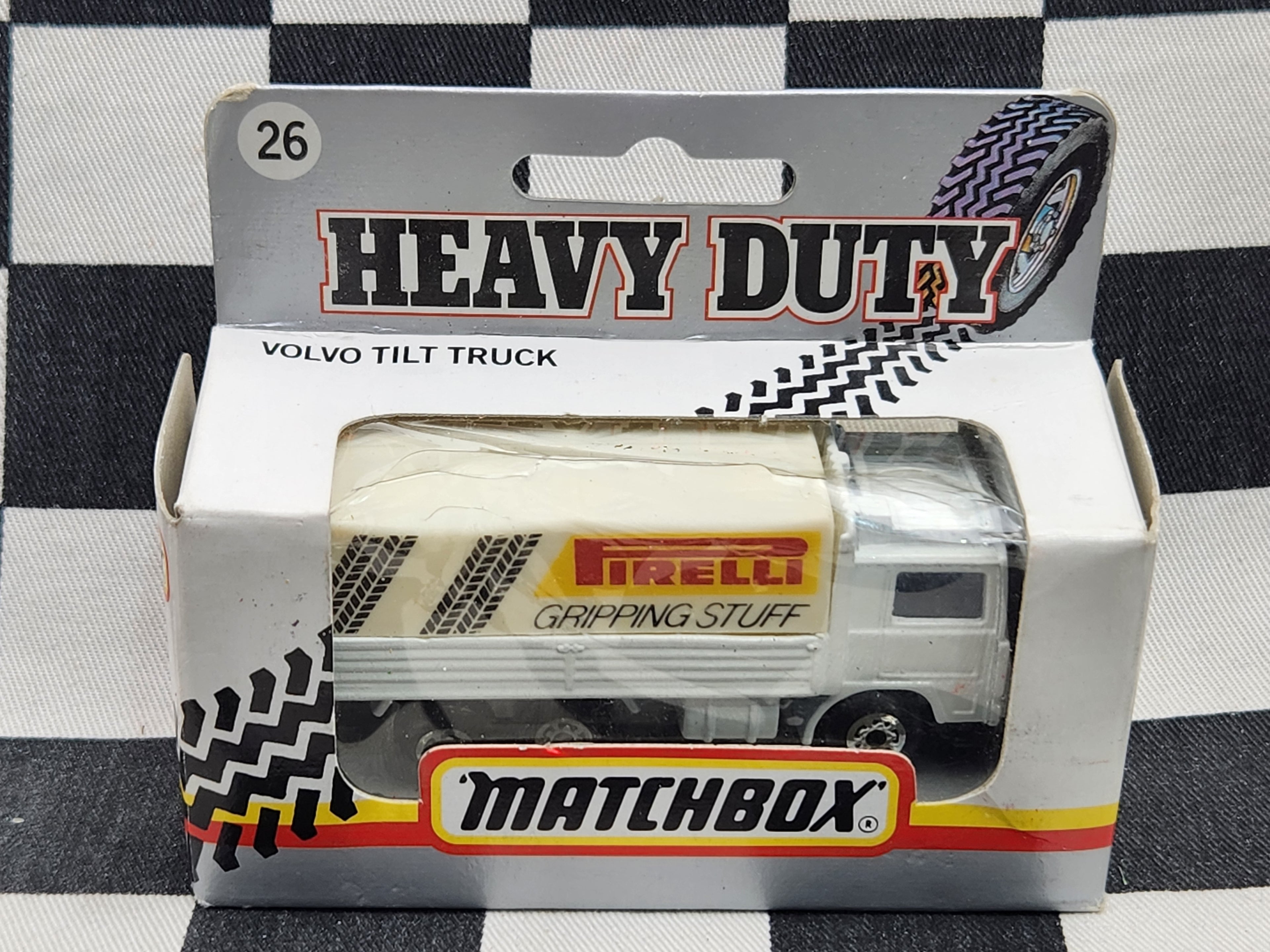 Matchbox MB 26 Heavy Duty Pirelli Volvo Tilt Truck