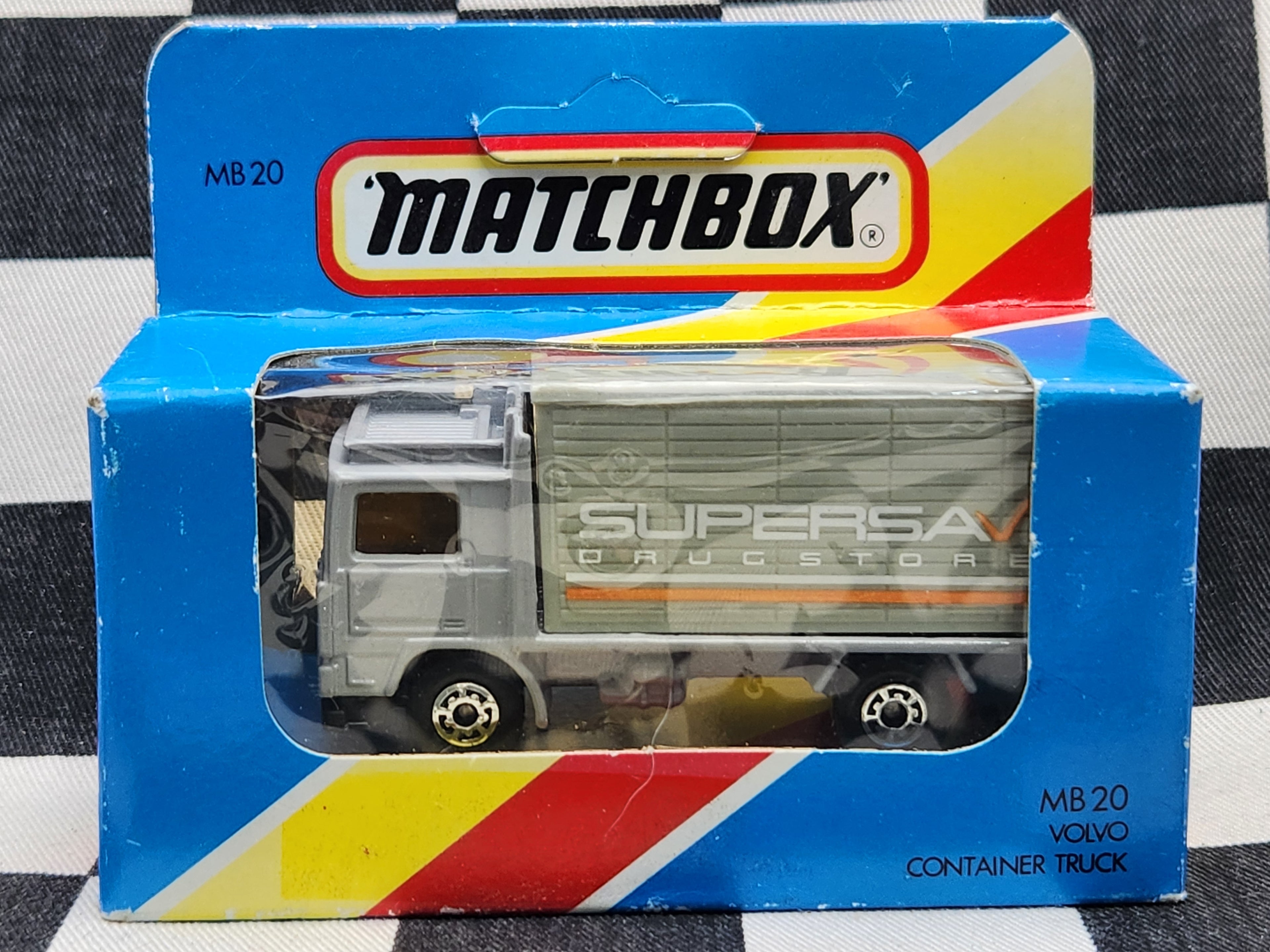 Matchbox MB 20 Camion Volvo Truck Supersave Drug Store