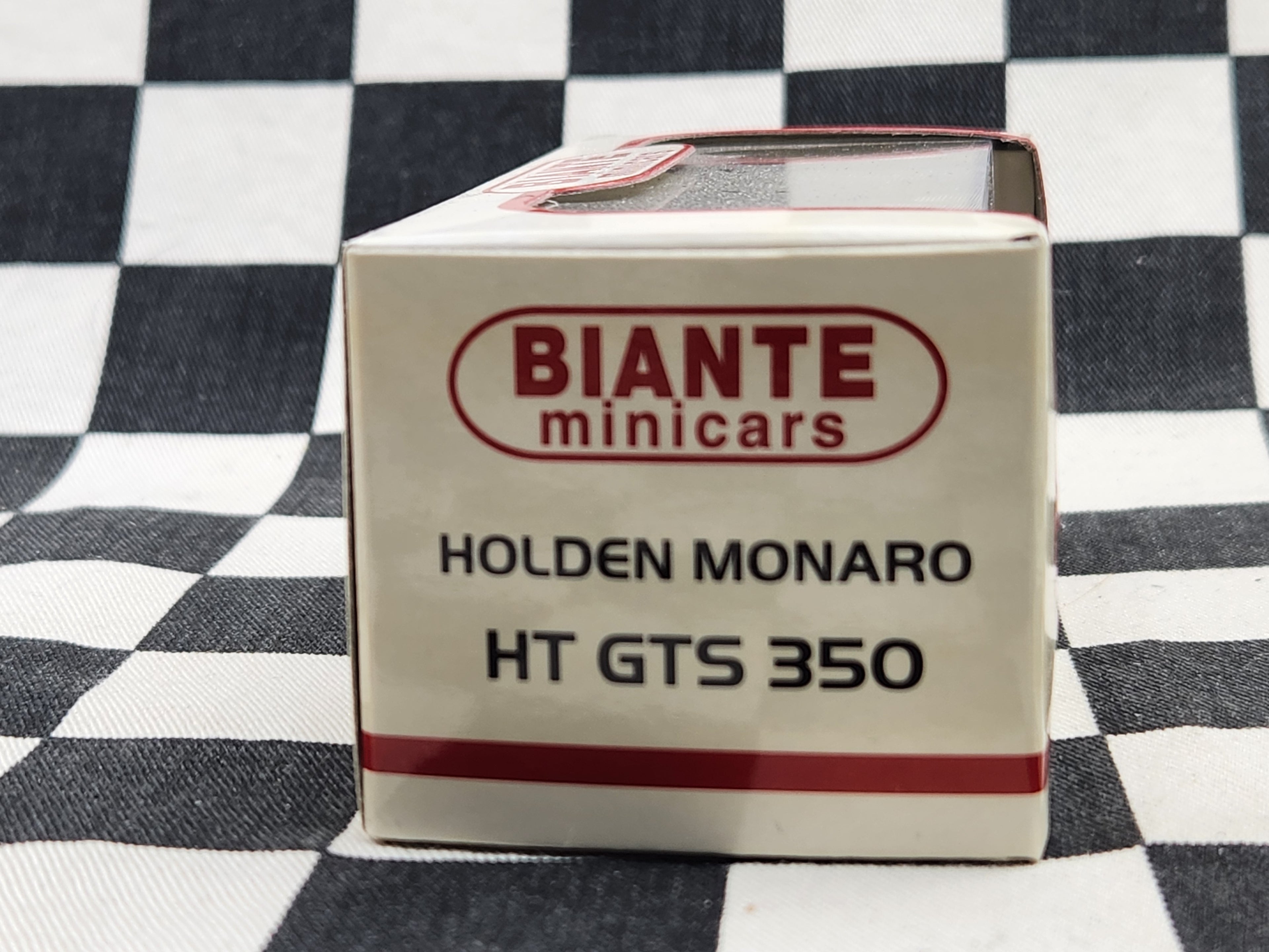 Biante 1:64 Holden Monaro HT GTS 350 1969 Bathurst Winner Bond / Roberts