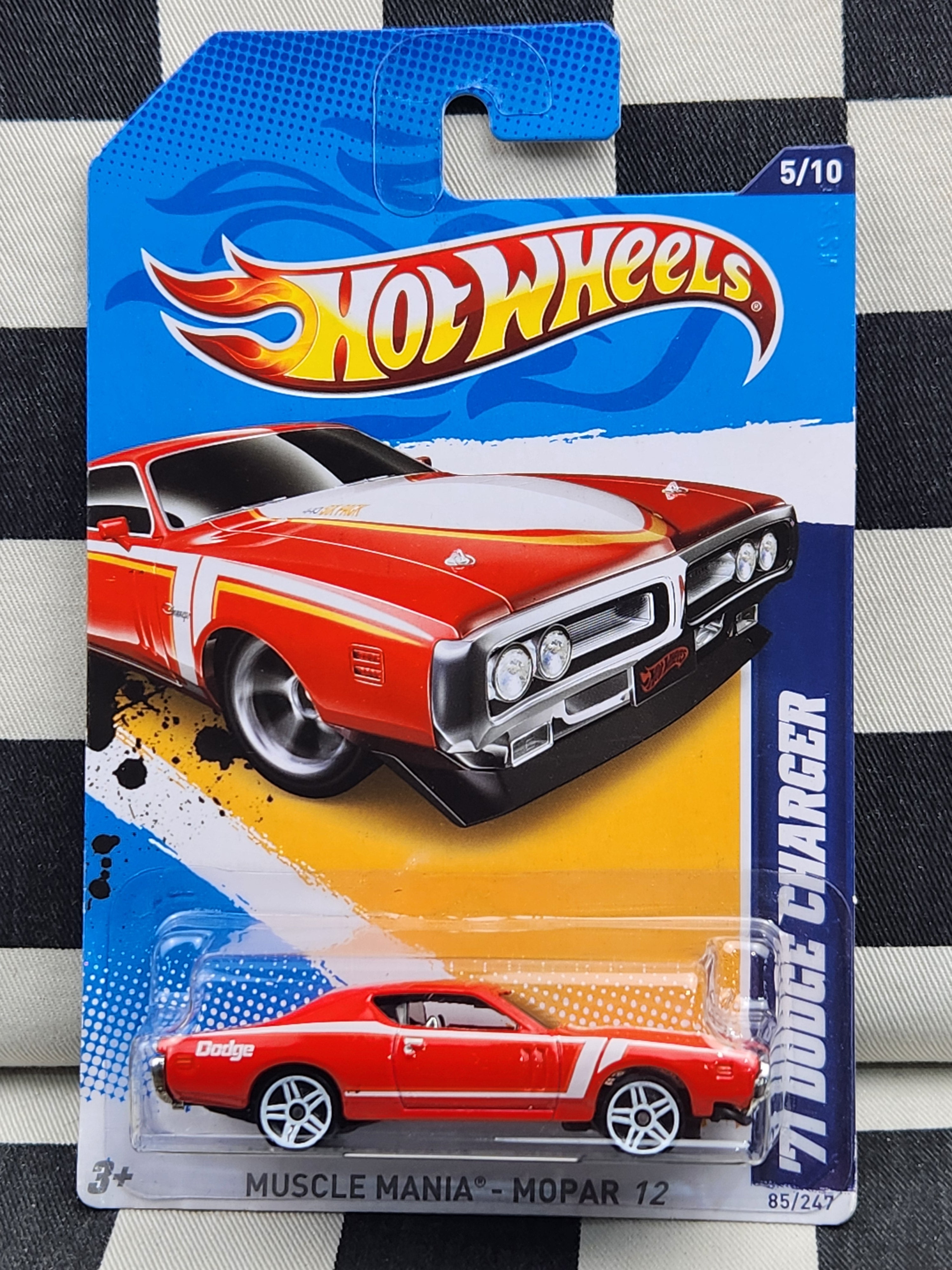 Hot Wheels 2012 Muscle Mania 71 Dodge Charger Red