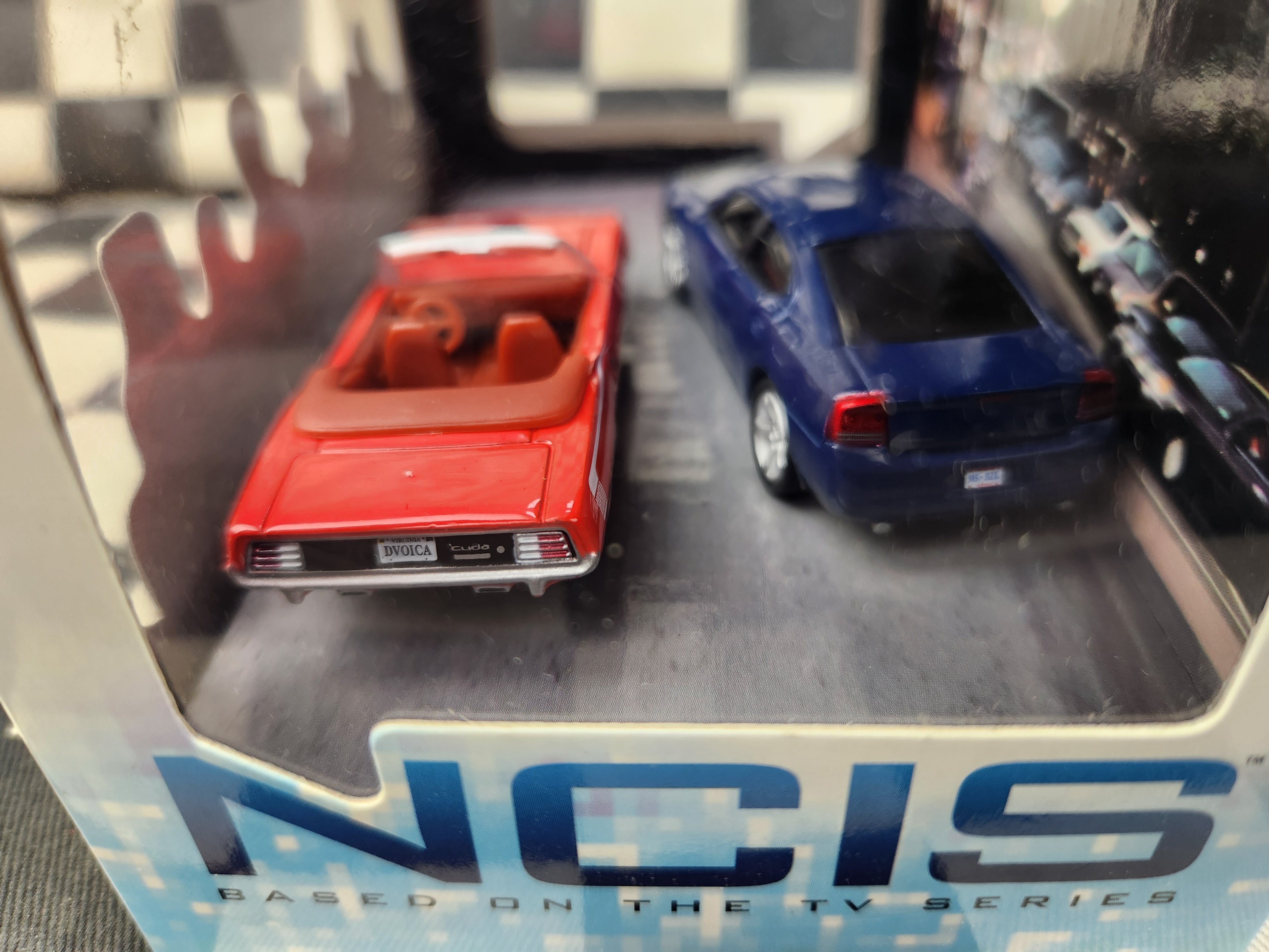 Greenlight Diorama NCIS 1970 Plymouth Hemi Cuda / 2006 Dodge Charger