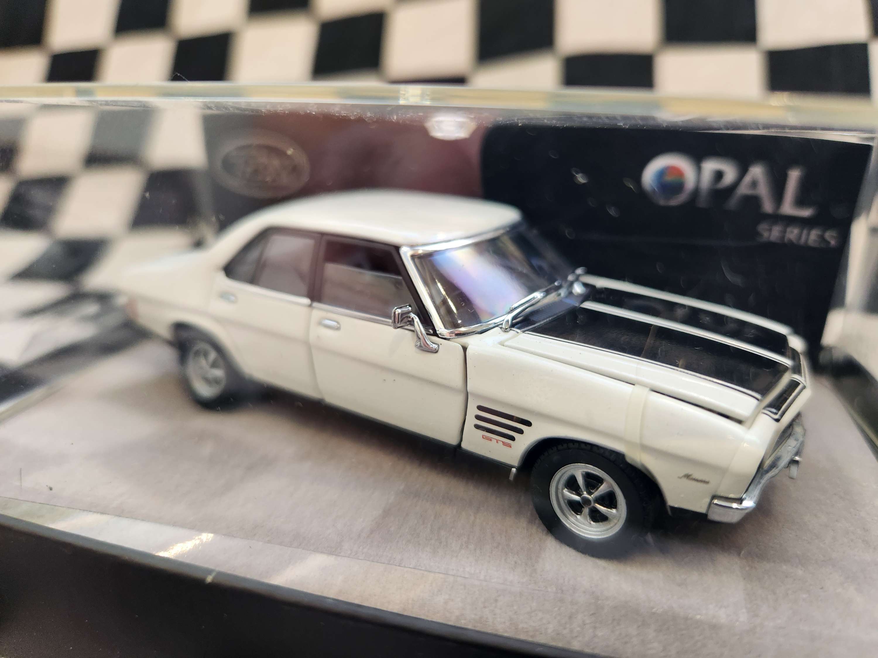 Trax Opal Series 1/43 1973 Holden Monaro GTS Sedan TO04 White