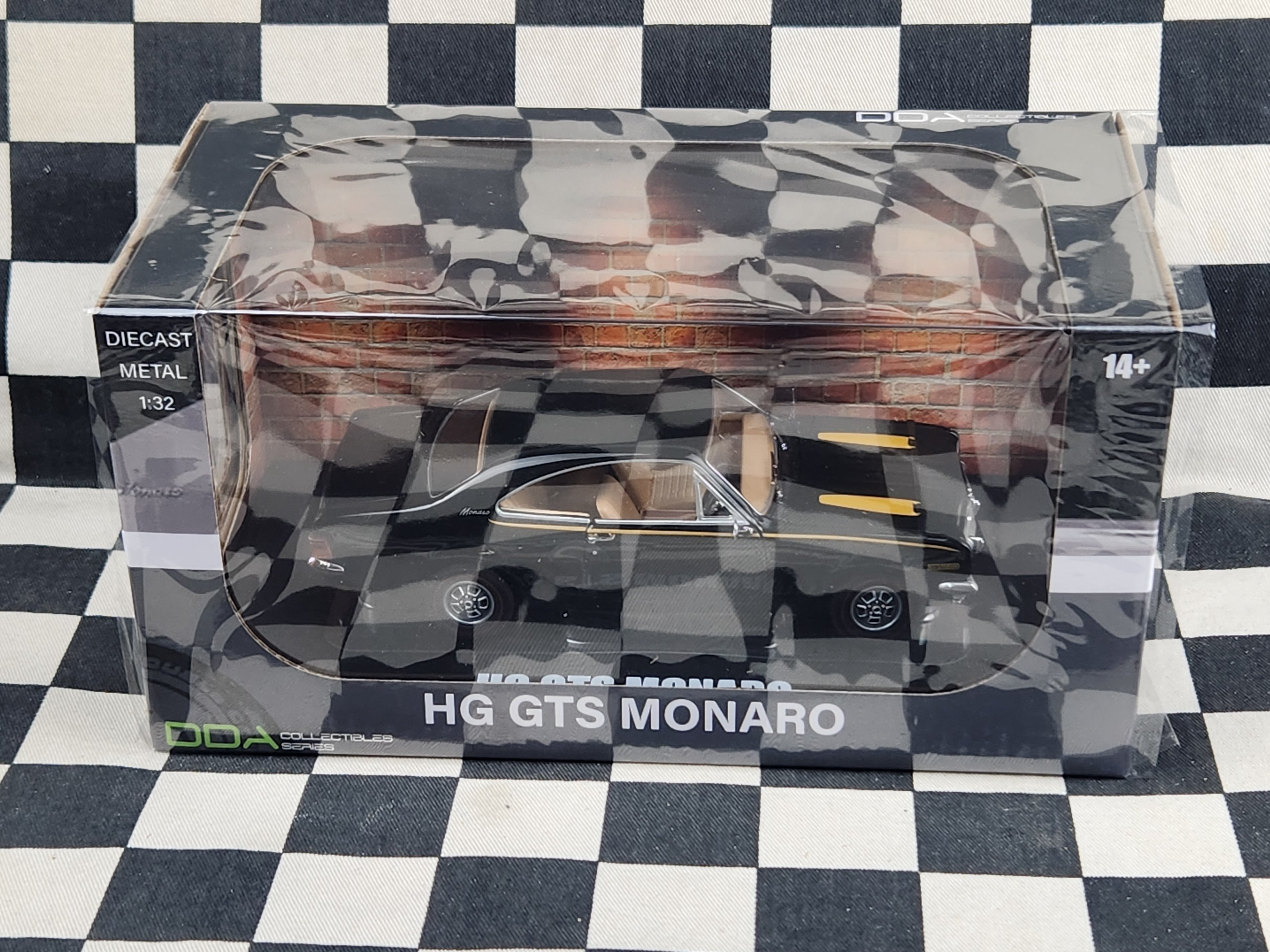DDA Collectibles 1:32 HG GTS 350 Monaro Black