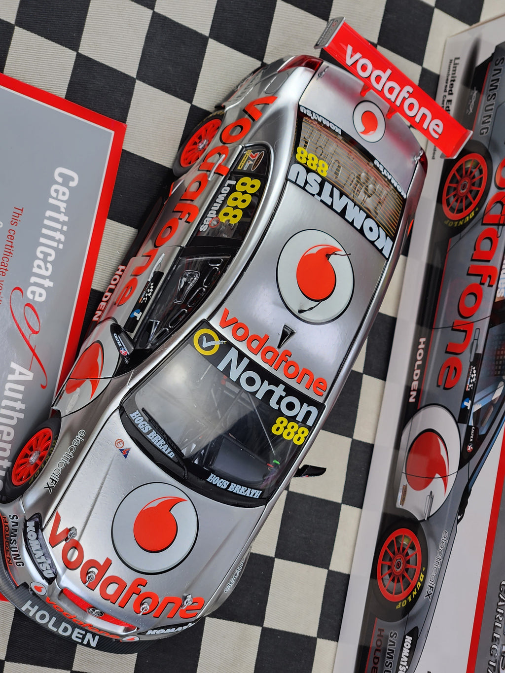 Classic Carlectables 1:18 Holden VE II Commodore 2012 Lowndes End of an Era