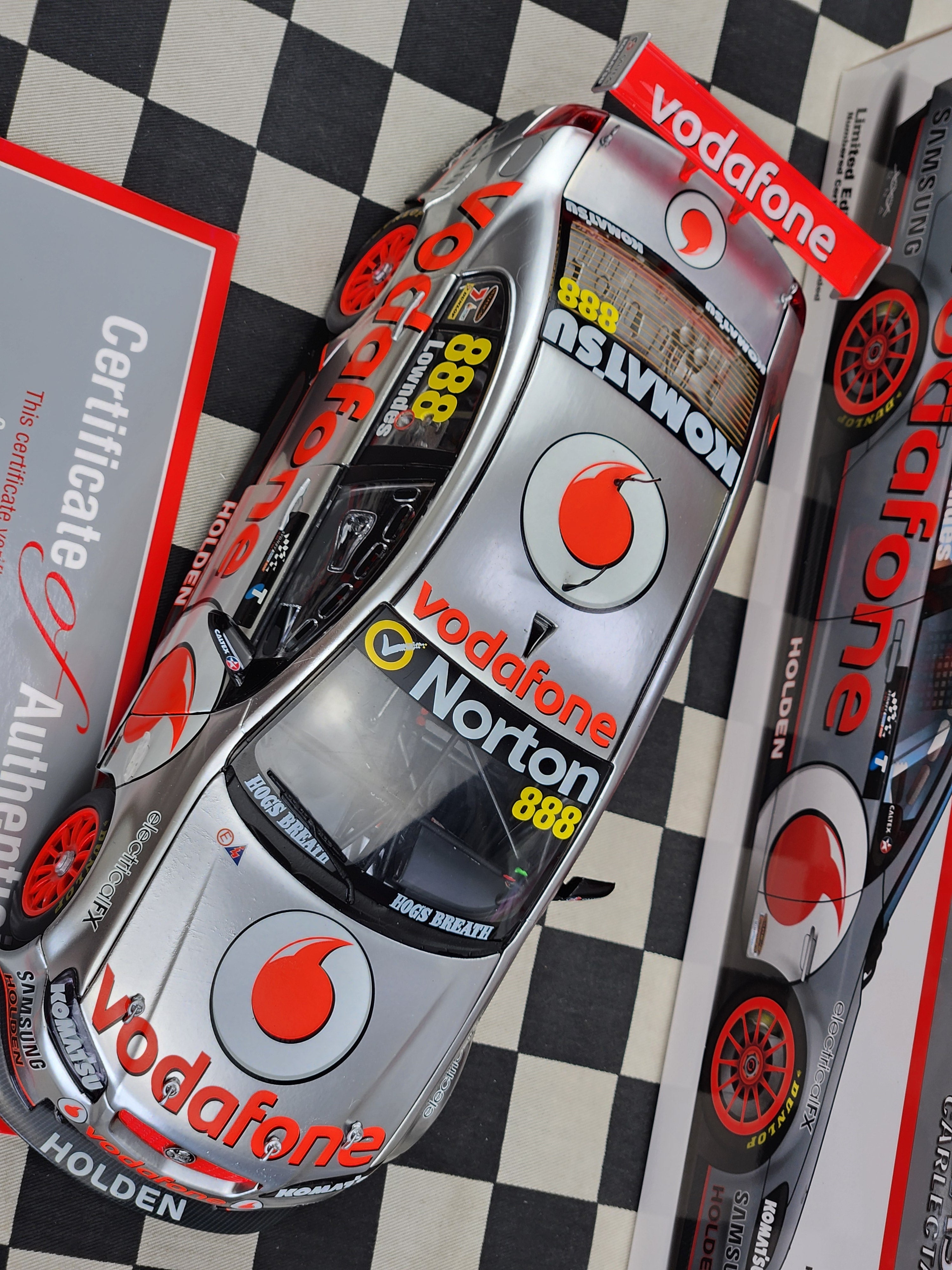Classic Carlectables 1:18 Holden VE II Commodore 2012 Lowndes End of an Era