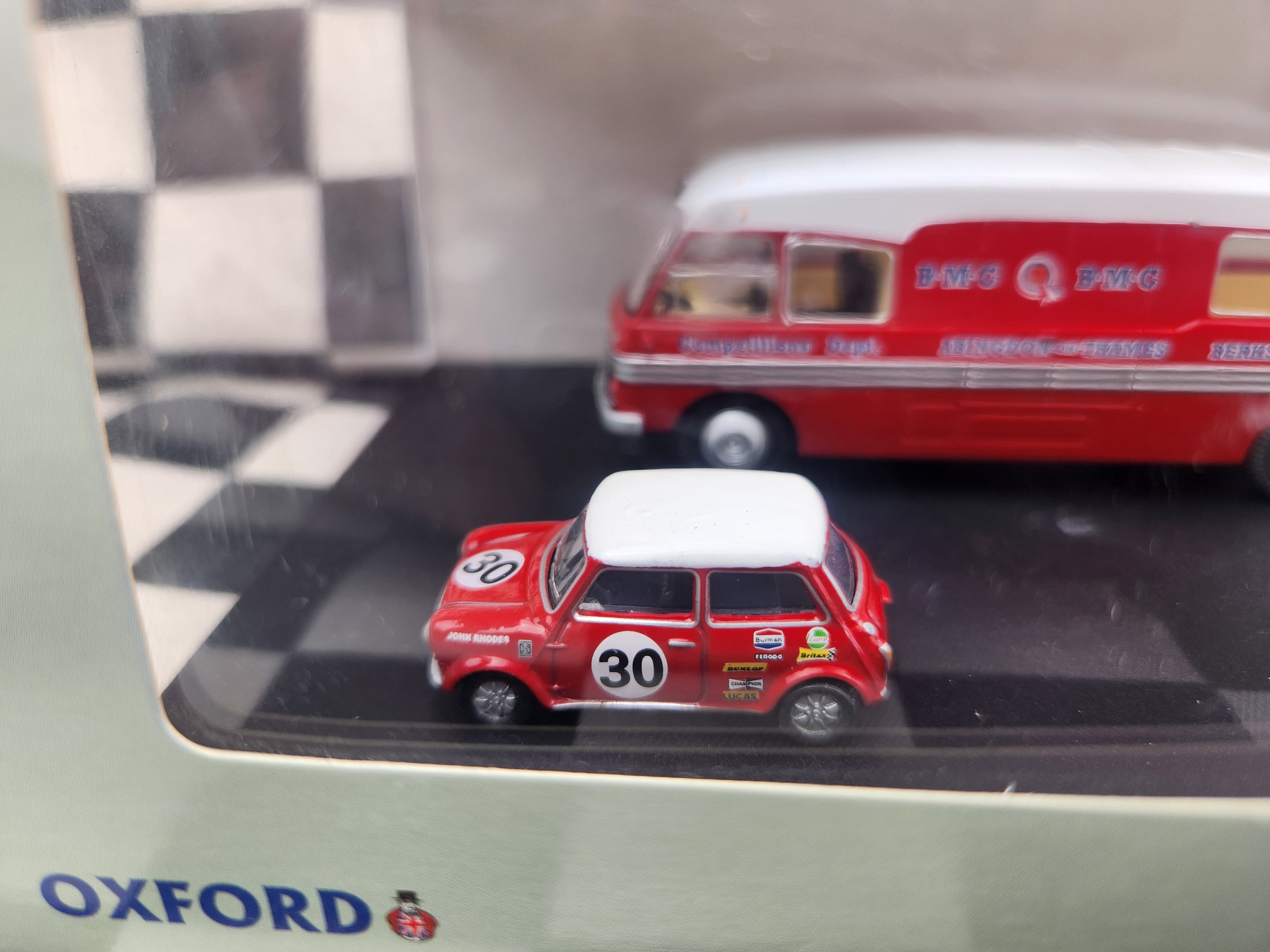 Oxford Commercials 1:76 BMC Mini Bus Race Team Set