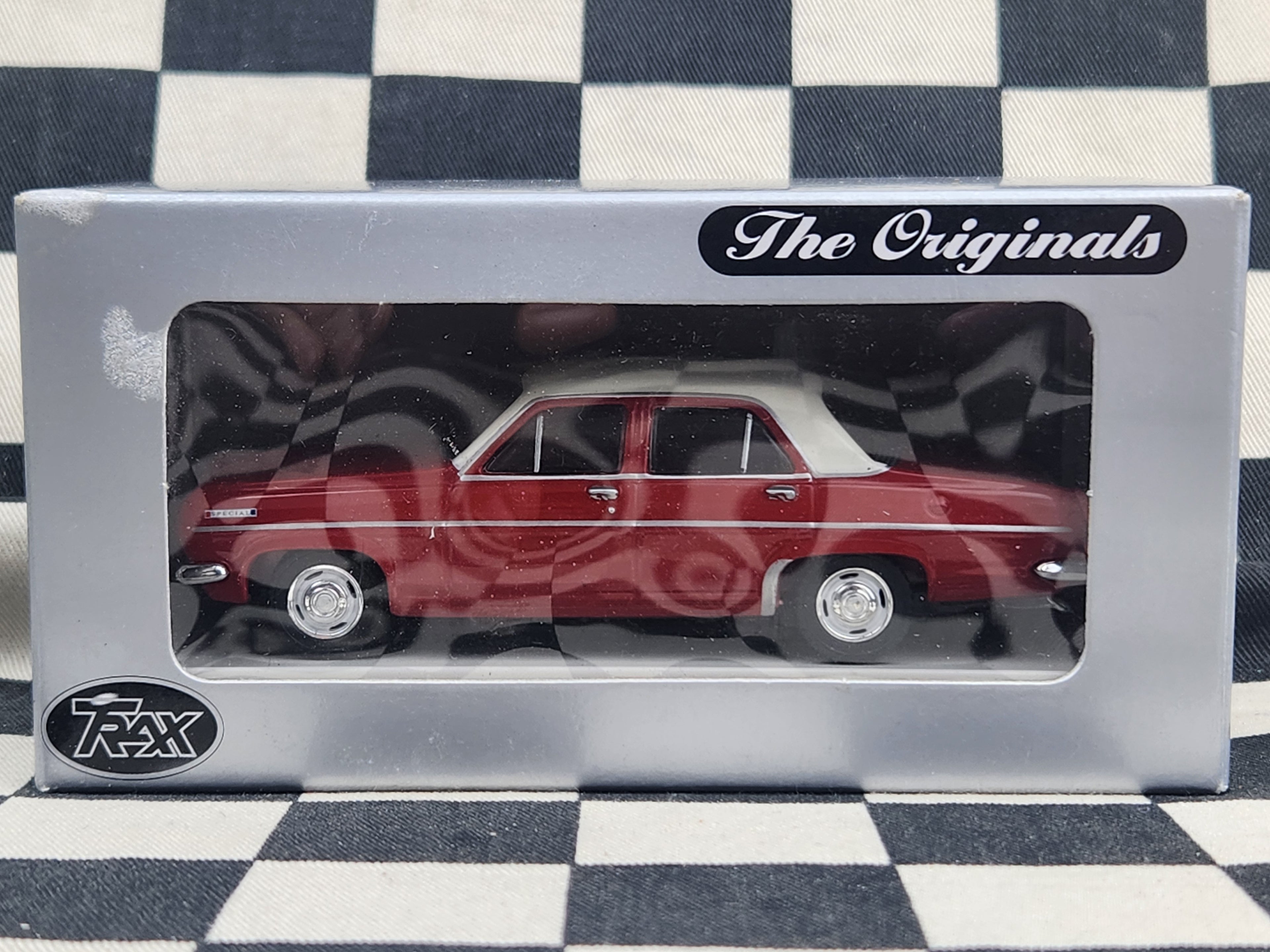 Trax 1/43 HR Holden Special Sedan Picardy Red/White TR32B