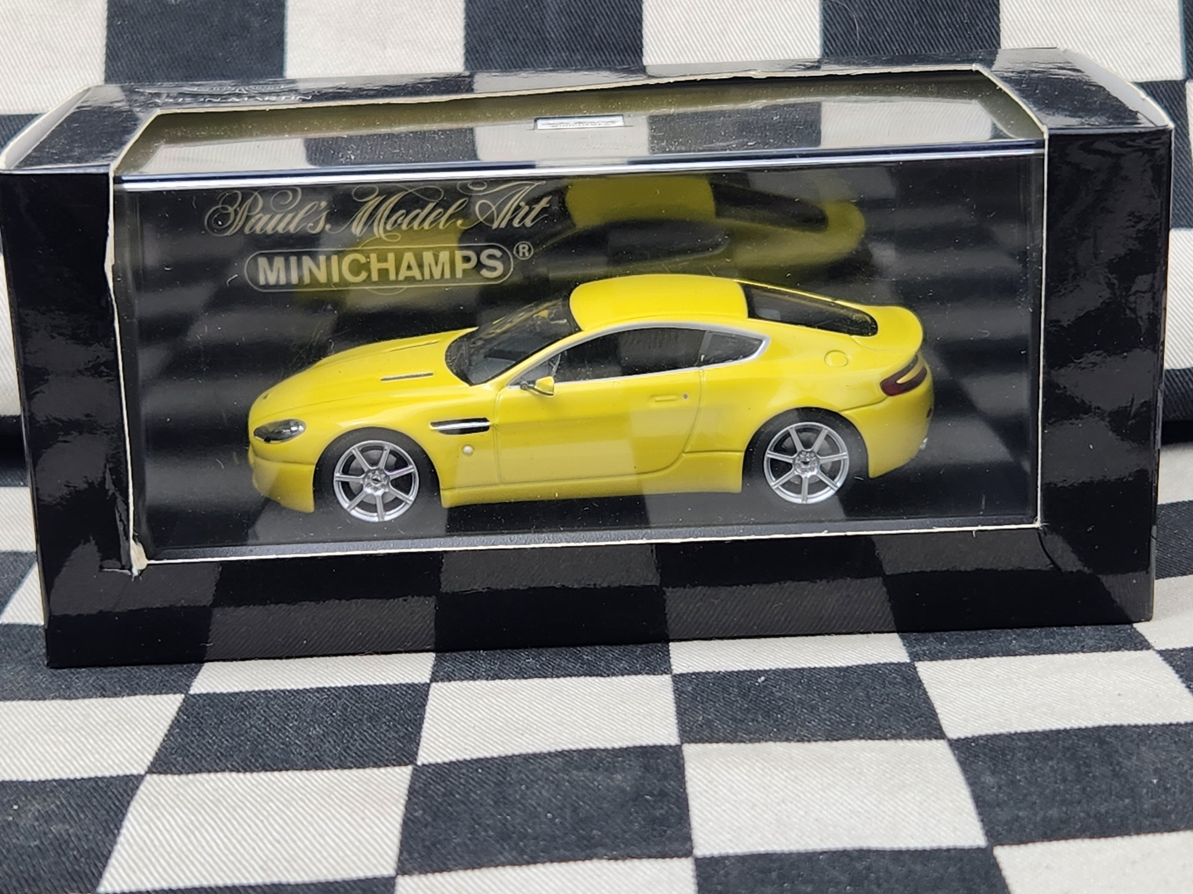 Minichamps 1:43 Aston Martin V8 Vantage Yellow
