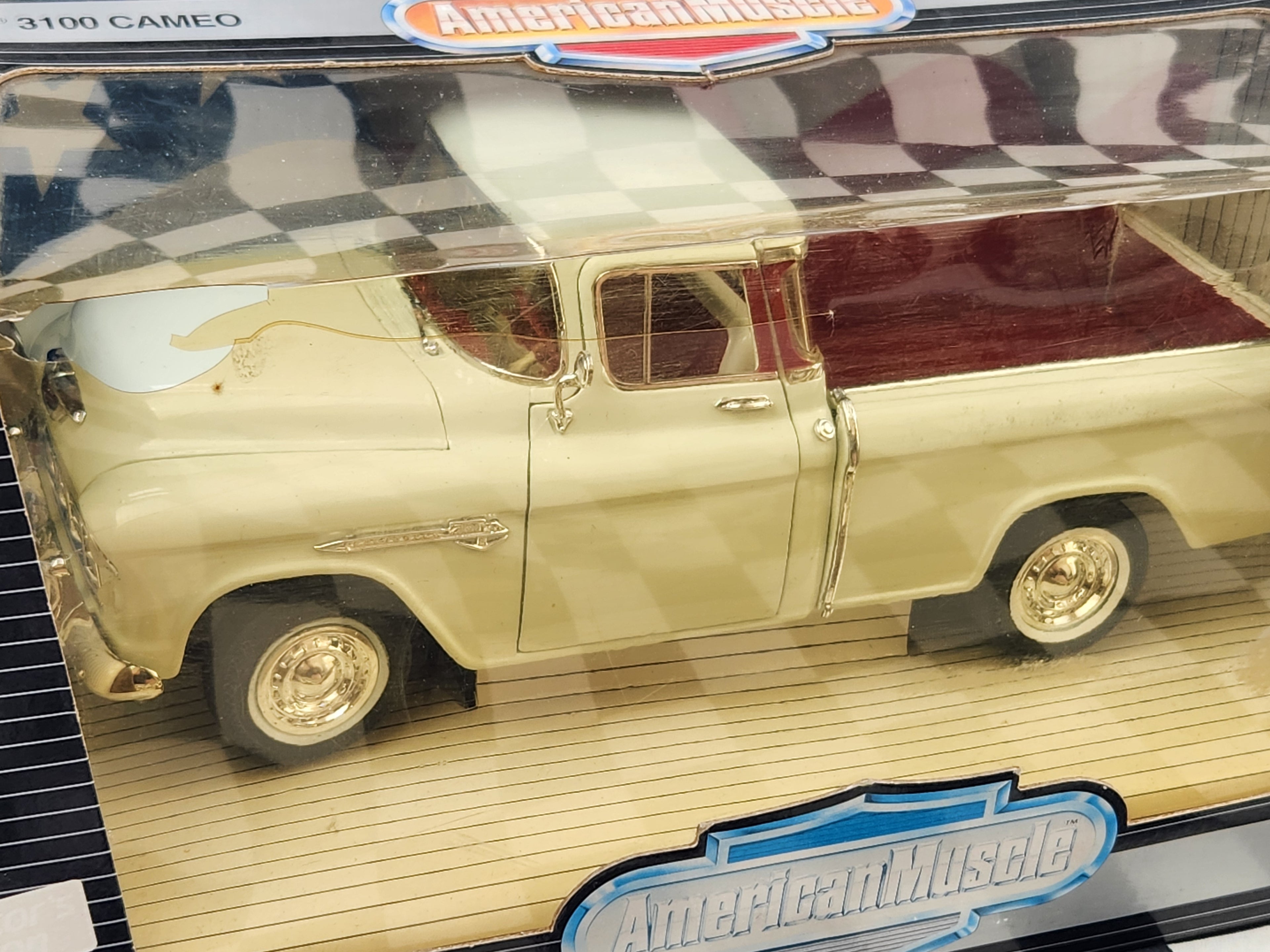 1:18 ERTL American Muscle 1955 Chevy 3100 Cameo Pickup Truck