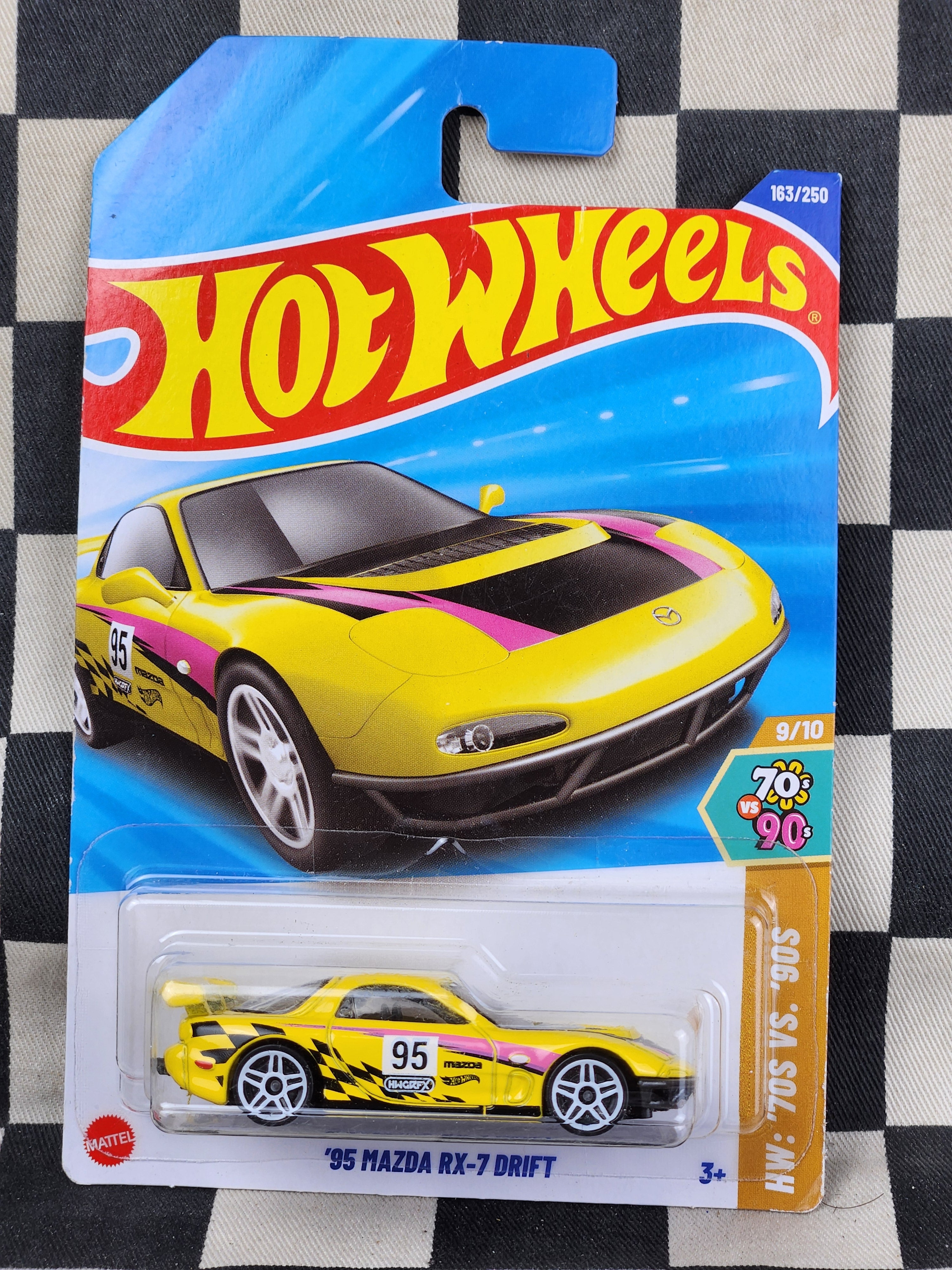 Hot Wheels 70's vs 90's 95 Mazda RX7 Drift
