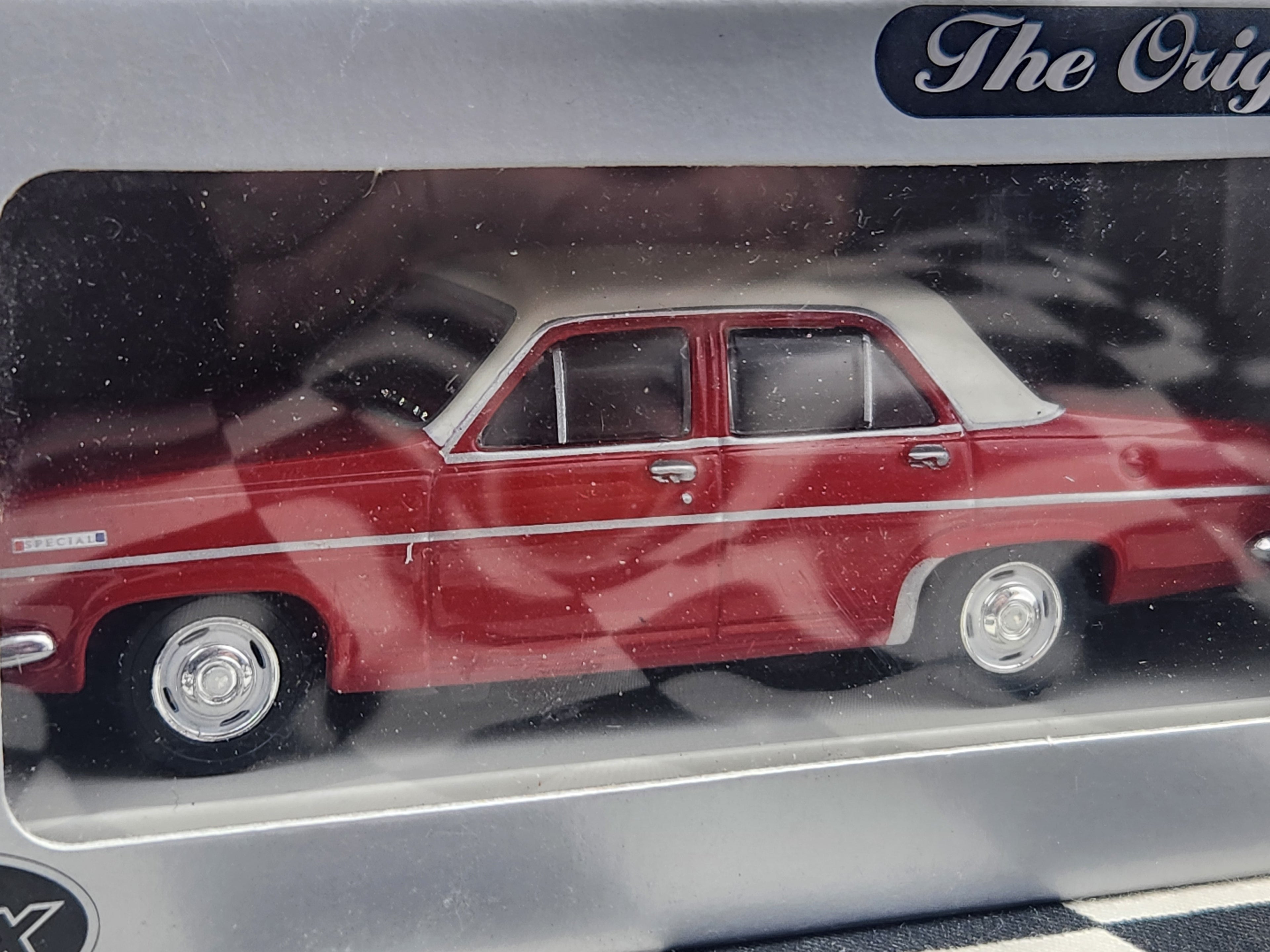Trax 1/43 HR Holden Special Sedan Picardy Red/White TR32B