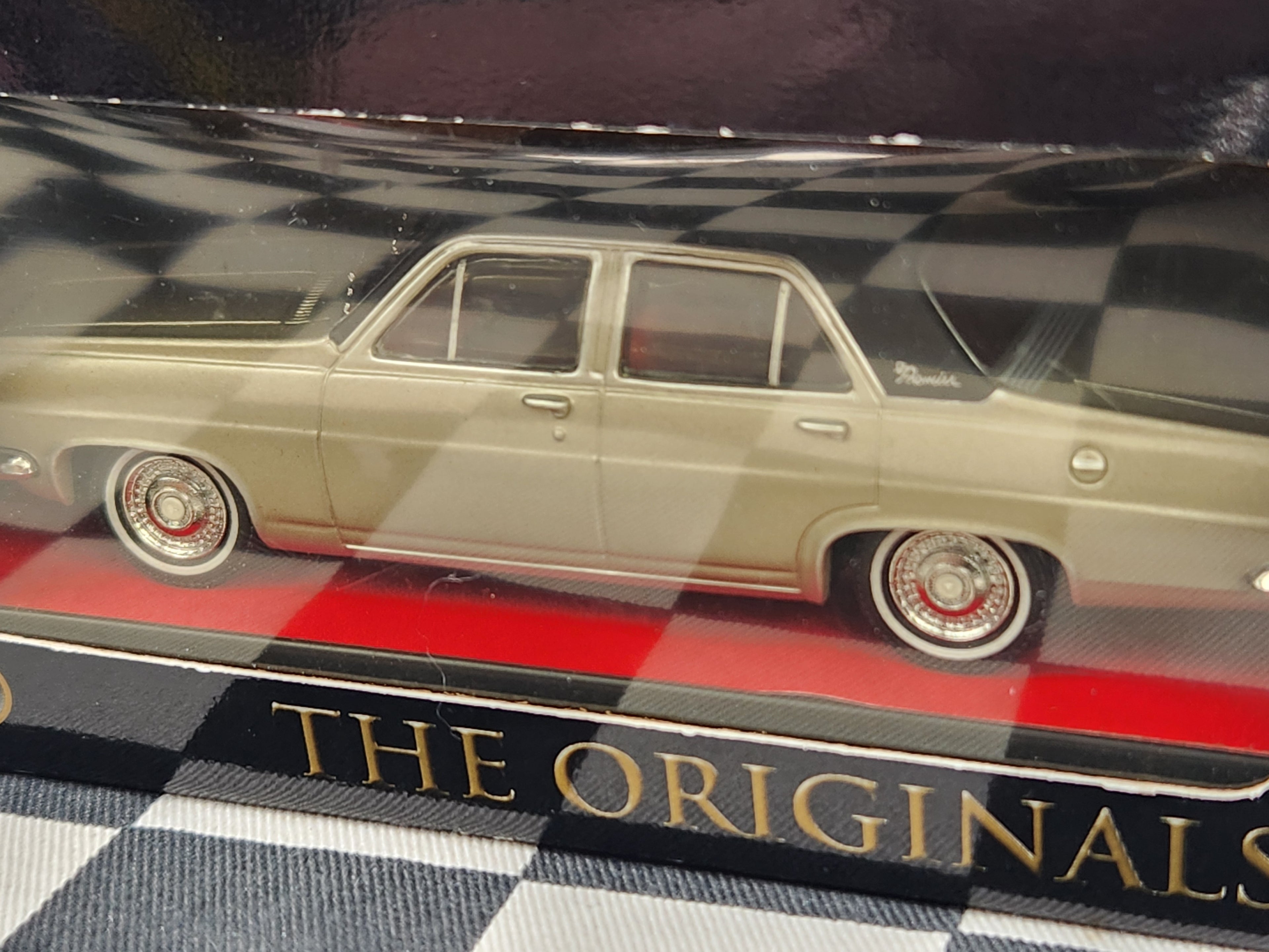 Trax 1:43 Holden HR Premier Silver Mink Red Interior TR32C
