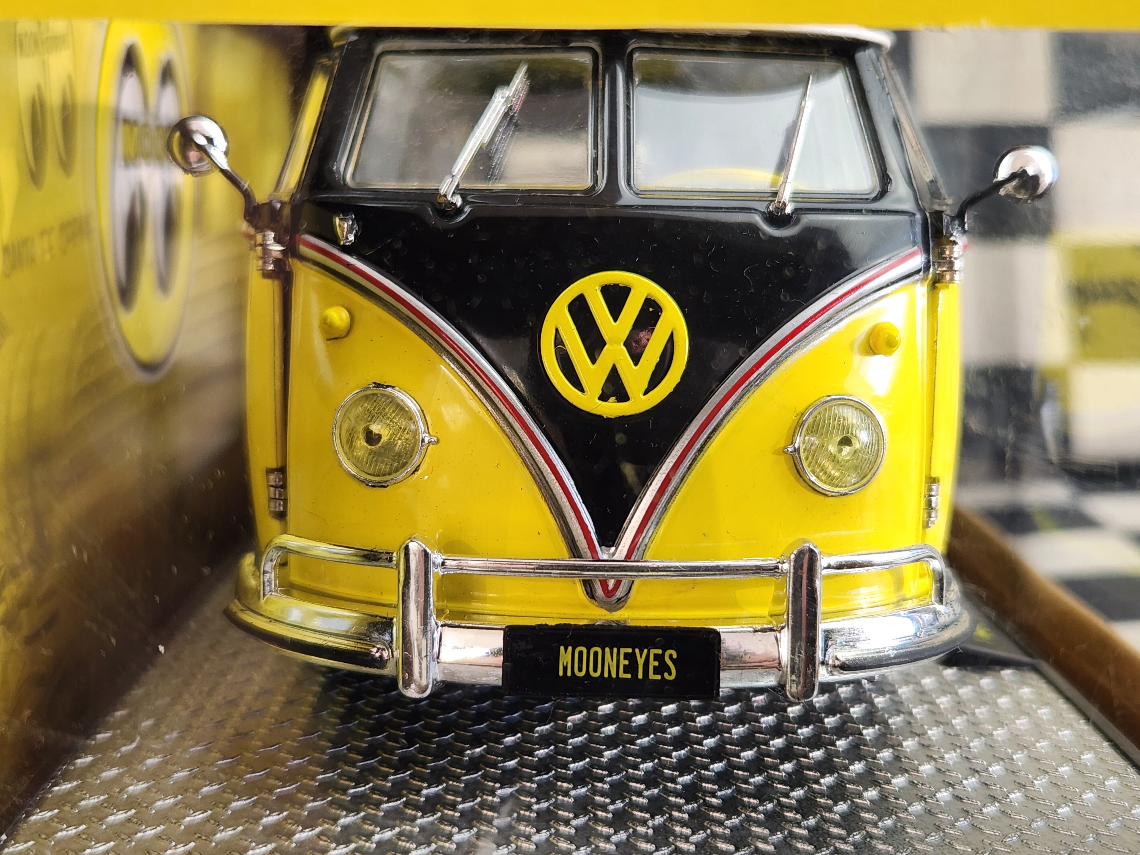 M2 Machines 1:24 Walmart Exclusive Mooneyes 1959 VW Microbus Deluxe USA Model