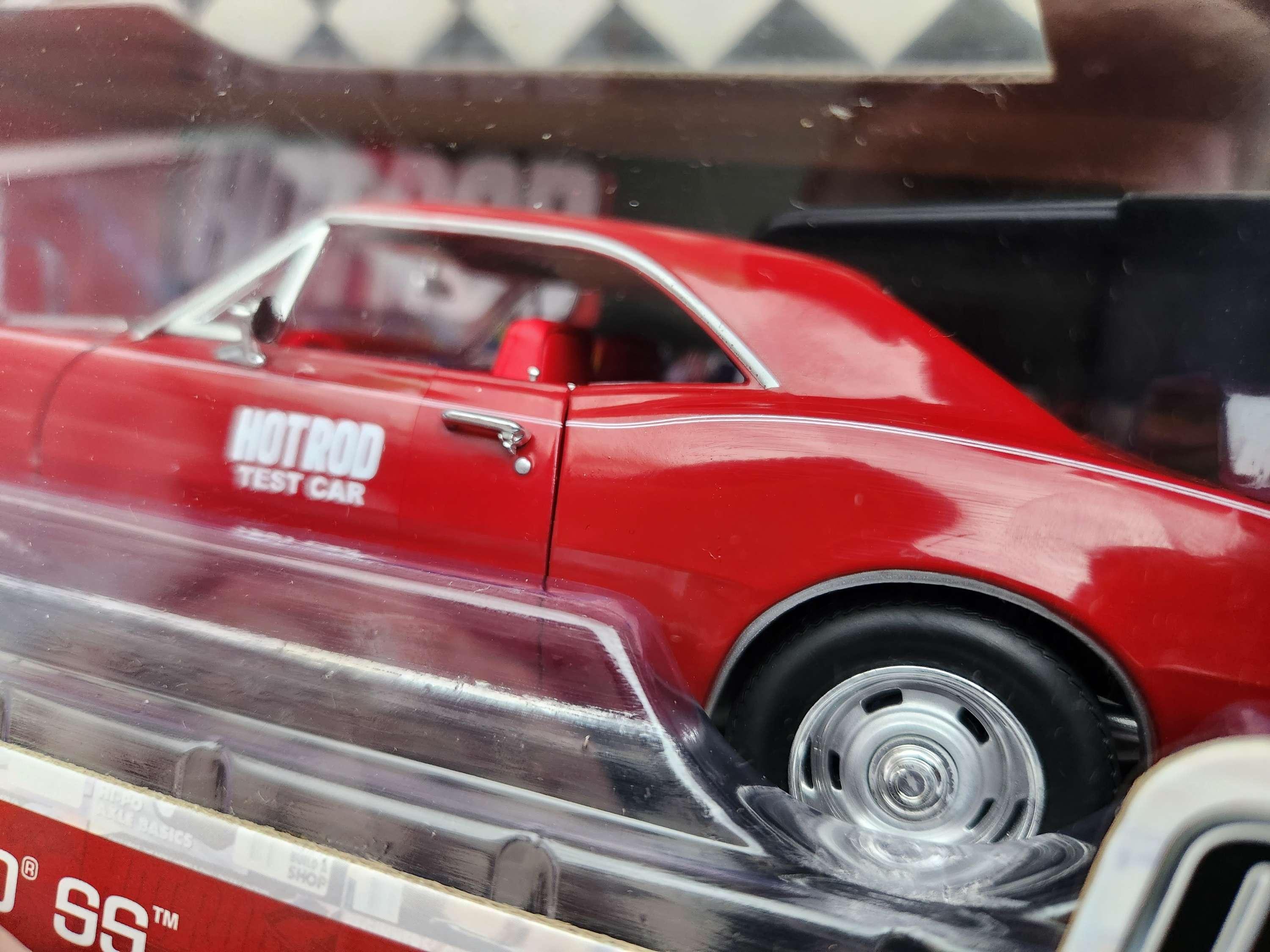 AutoWorld 1:18 American Muscle Hot Rod Magazine Test Car 1969 Chevy Camaro SS