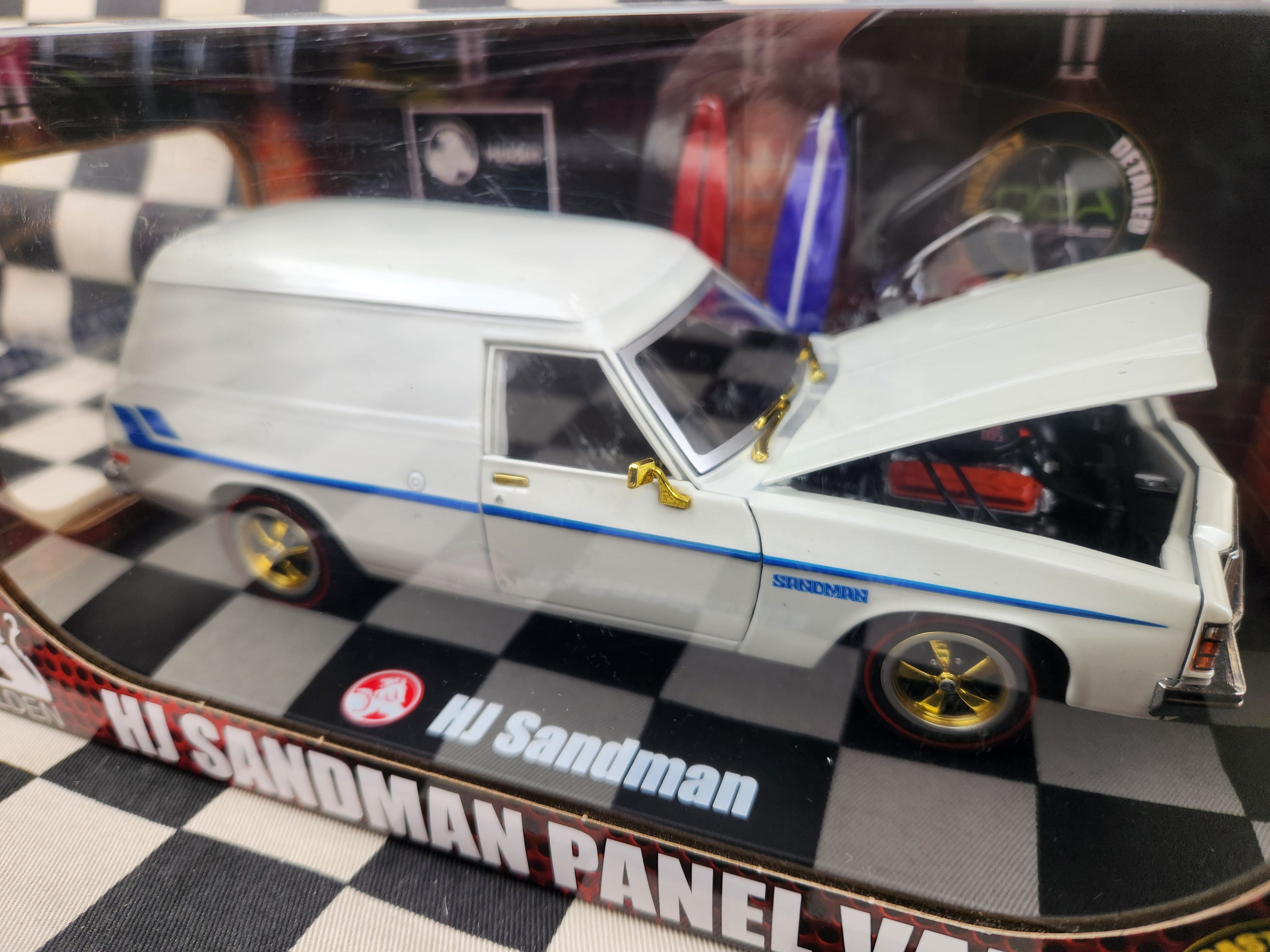 DDA Detailed Series 1:24 GOLD CHASE Holden HJ Sandman Panel Van