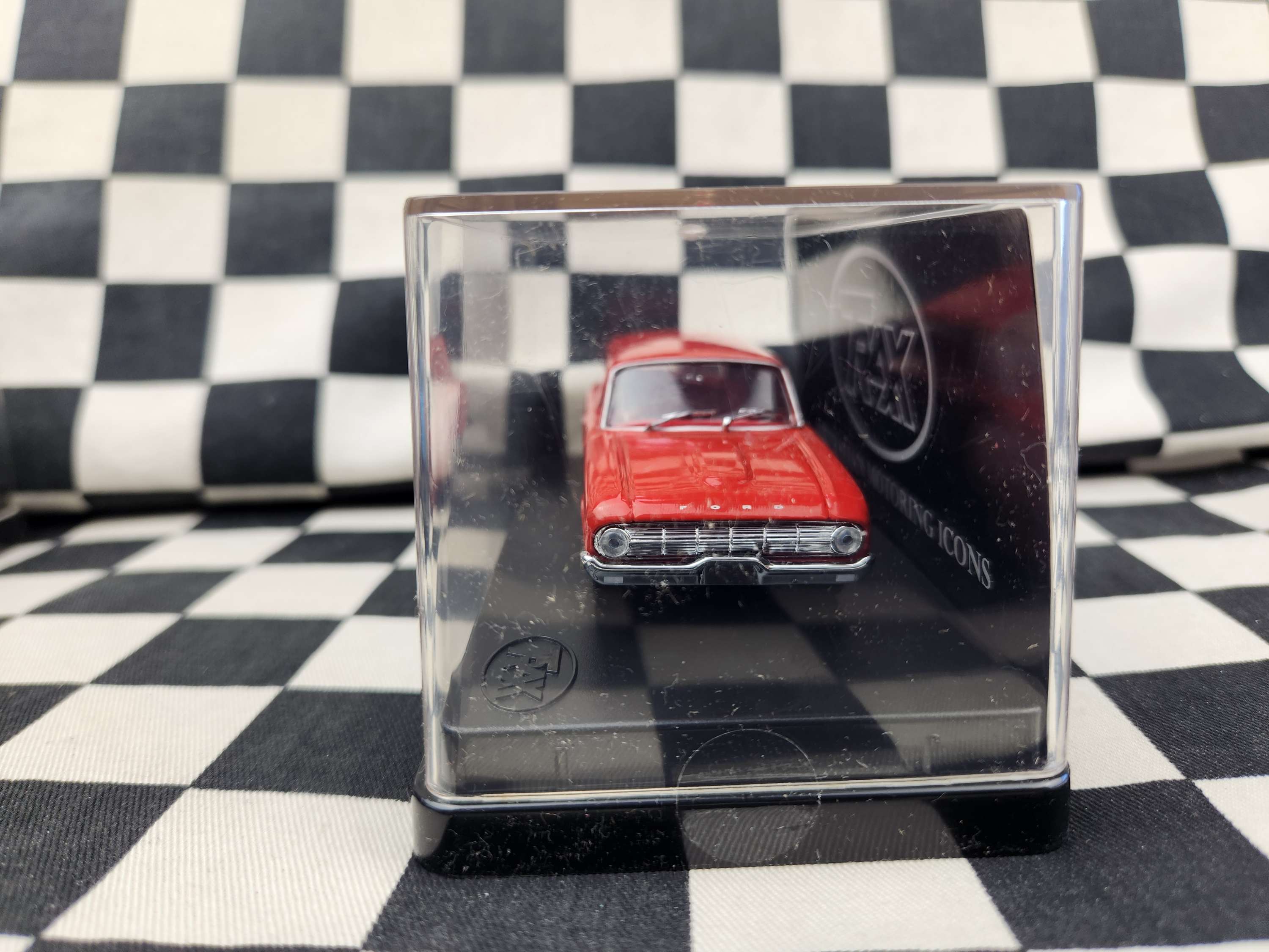 Trax 1:43 Ford XL Falcon Deluxe Van Waratah Red TR44B