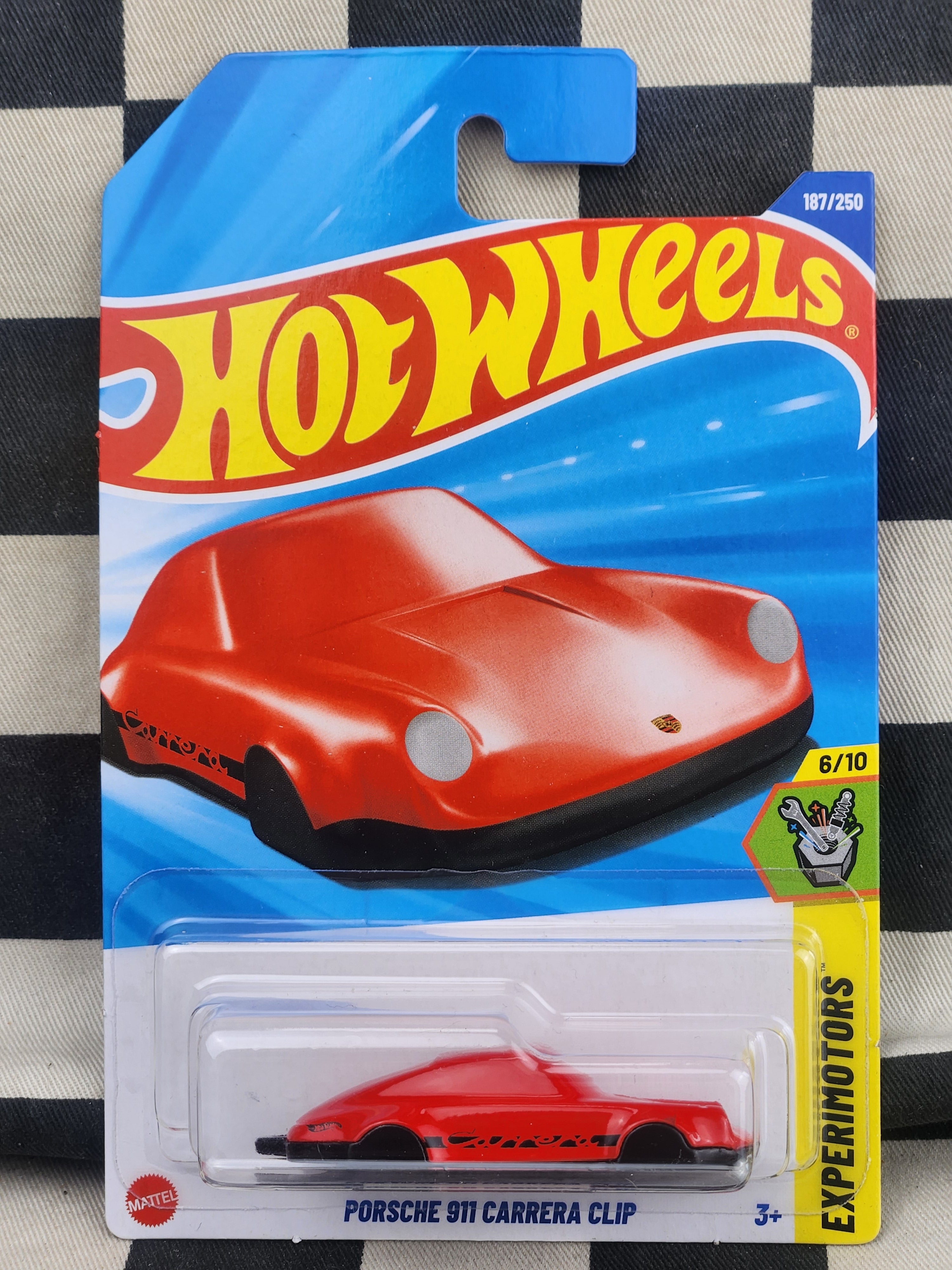 Hot Wheels 2025 Experimotors Porsche 911 Carerra Clip Keyring RED