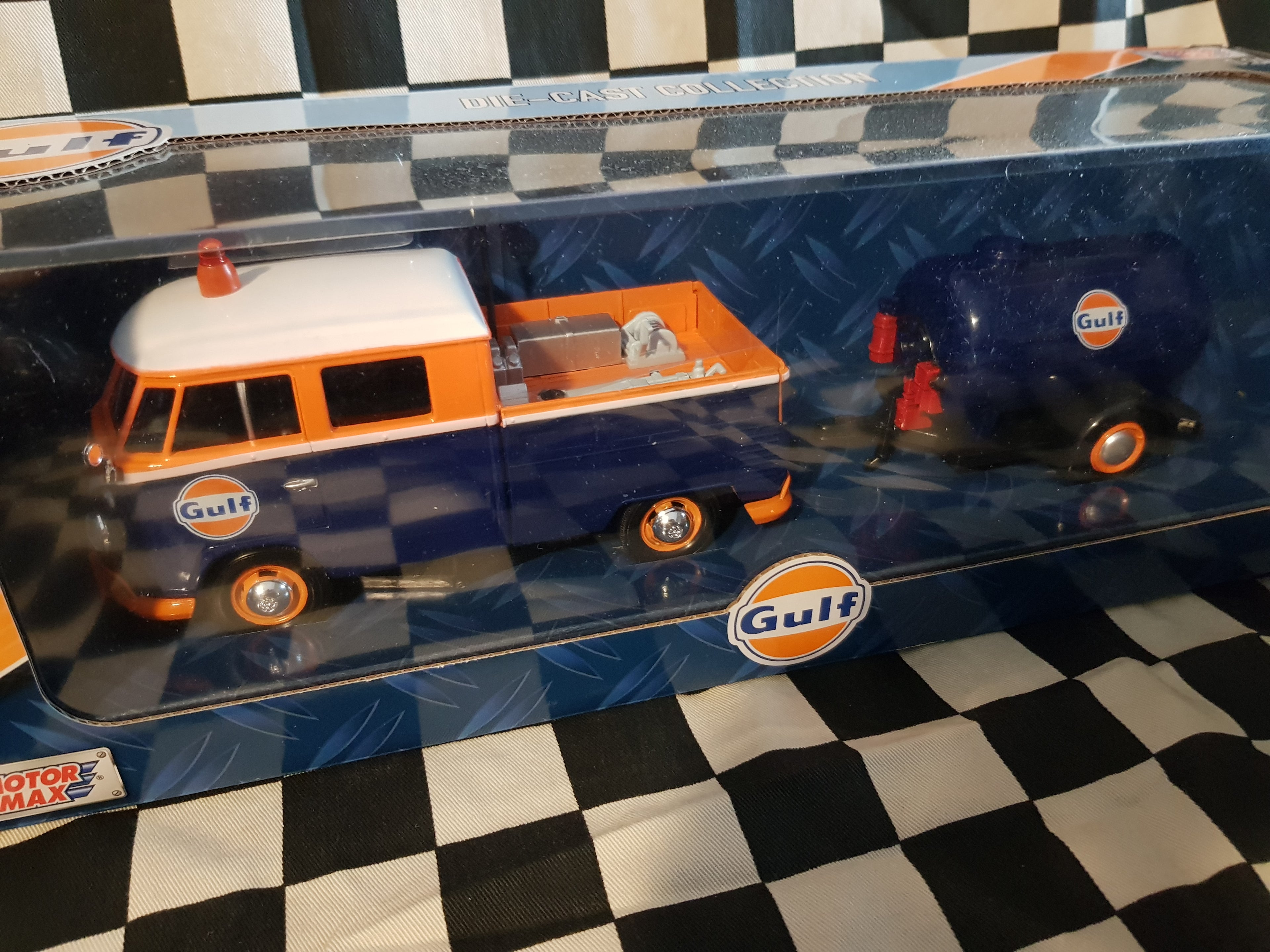Motor Max 1:24 MIJO Exclusive GULF Vw Type 2 T1 Pickup & Fuel Trailer Set