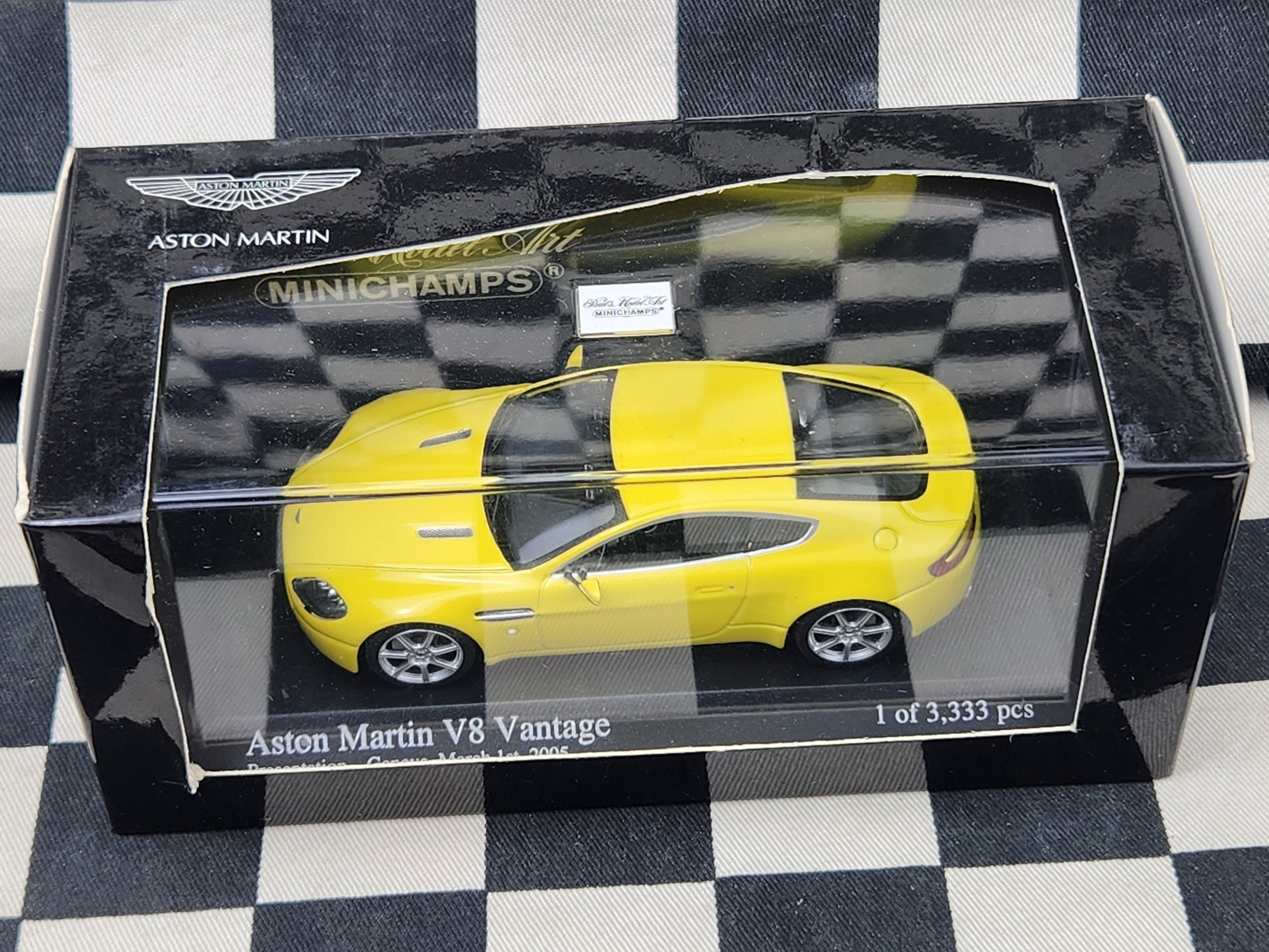 Minichamps 1:43 Aston Martin V8 Vantage Yellow