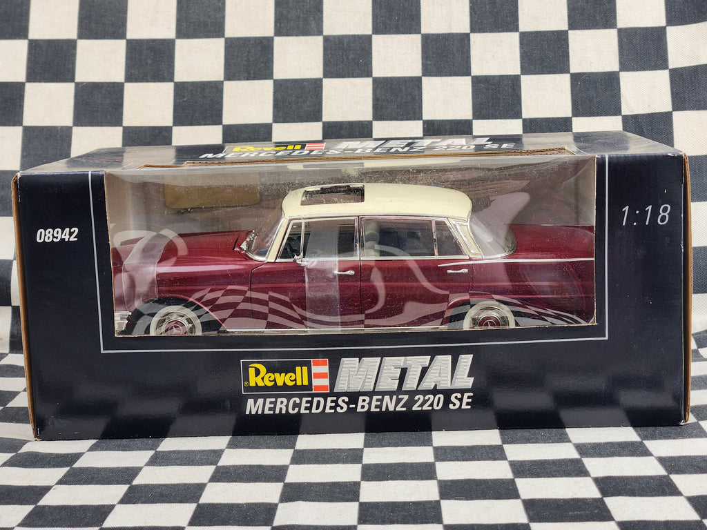 1:18 Revell Metal Mercedes Benz 220 SE