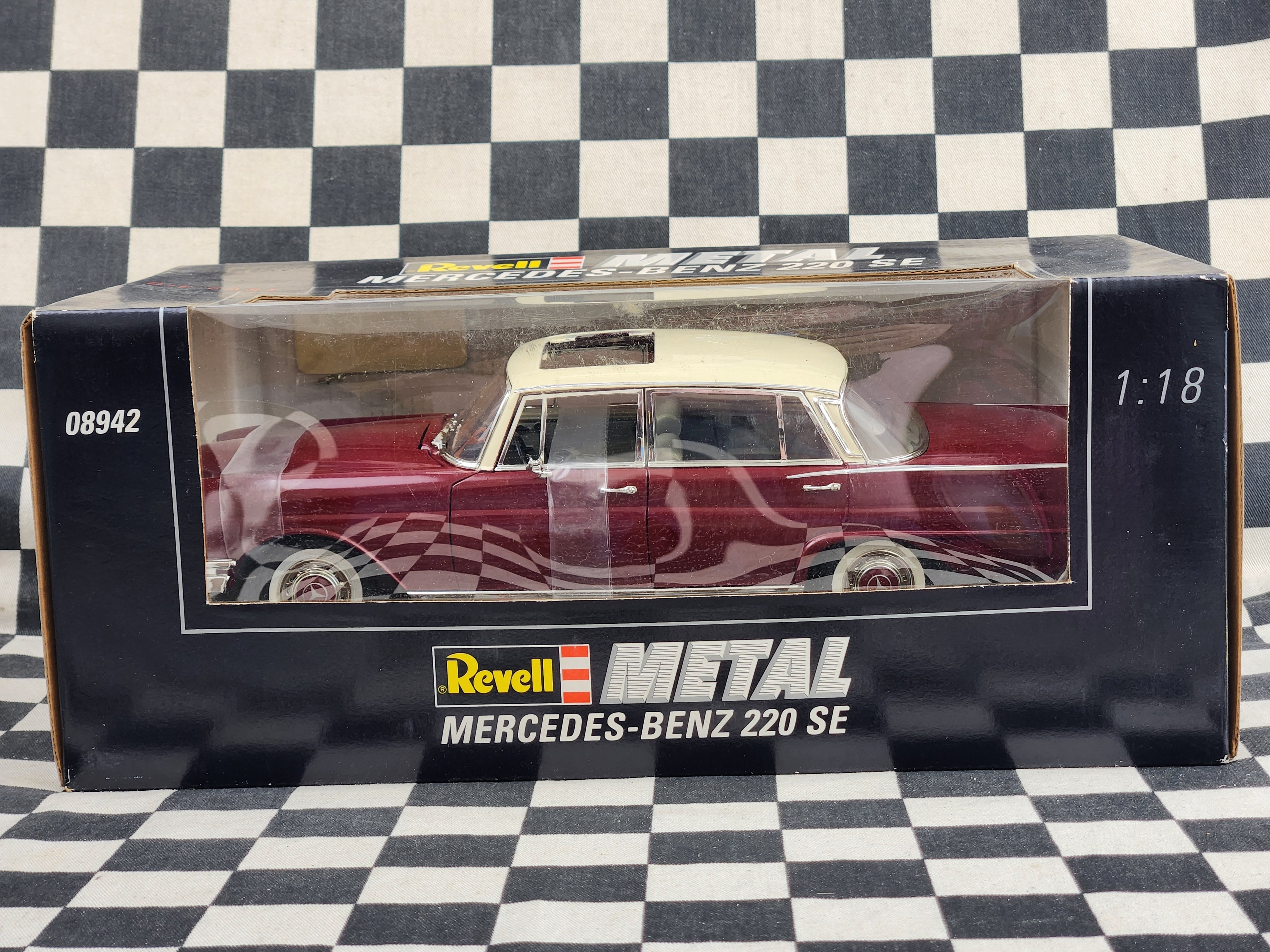 1:18 Revell Metal Mercedes Benz 220 SE