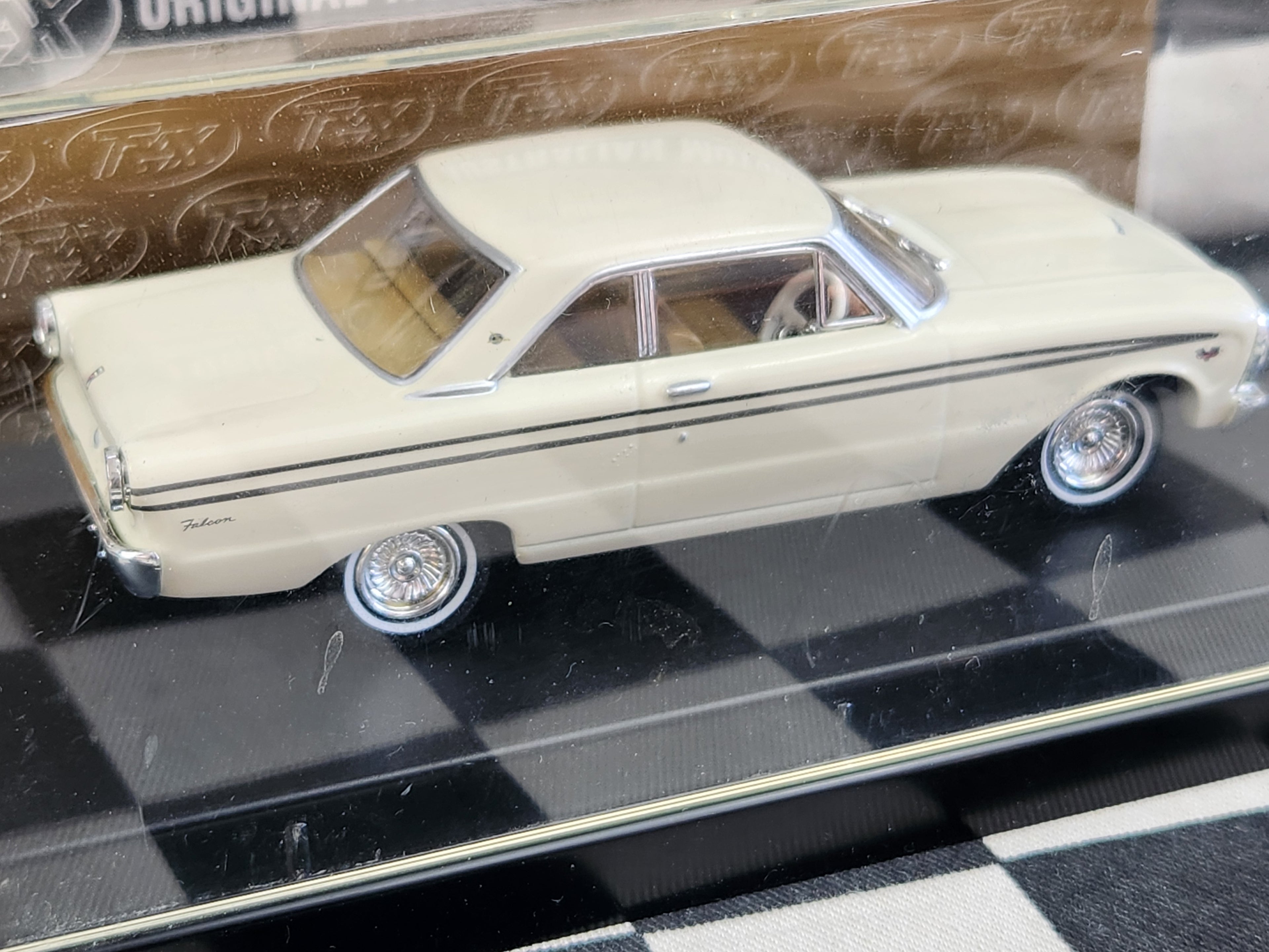 TRAX 1:43 Ford Falcon XP Futura Hardtop TR50