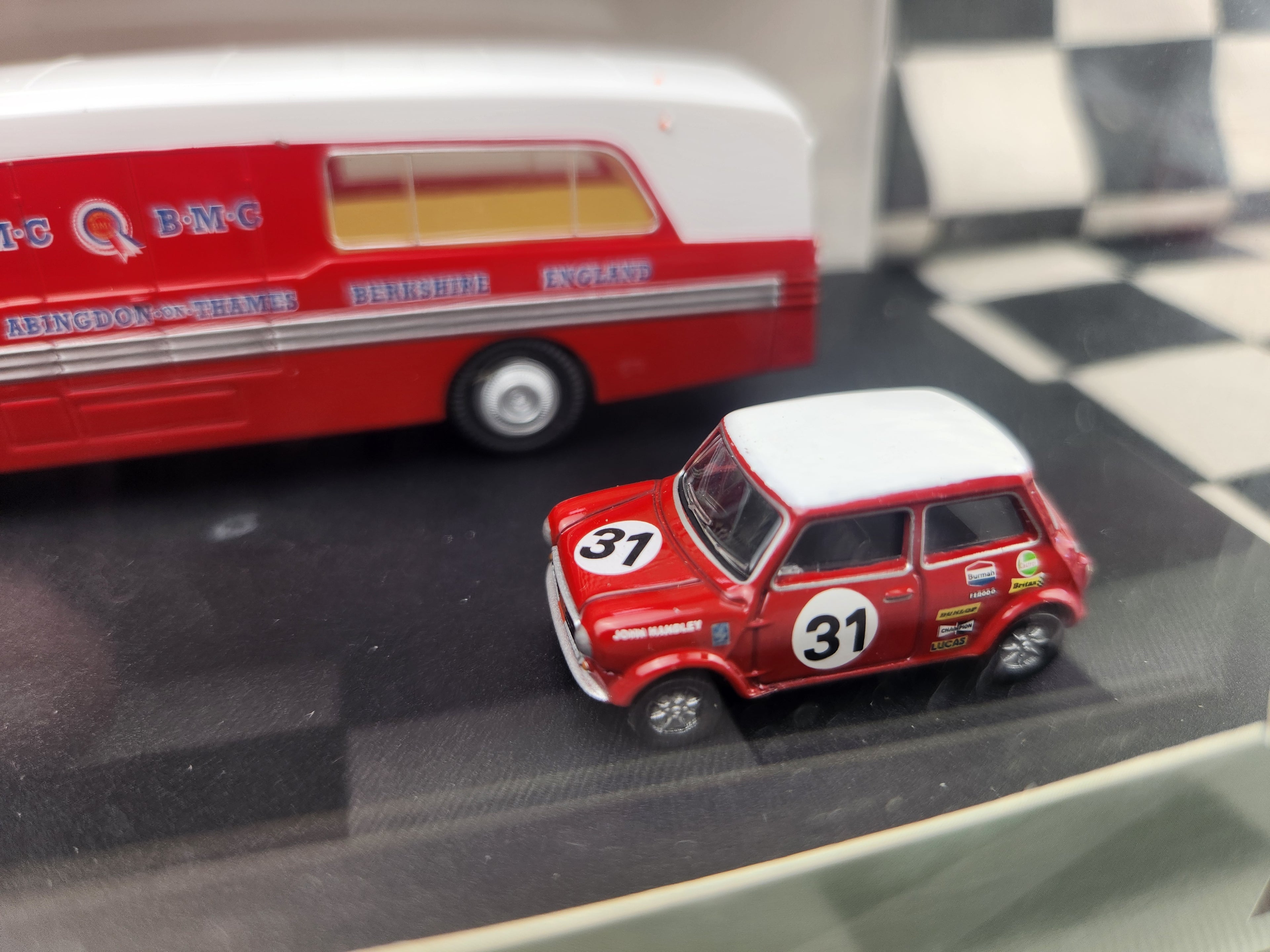 Oxford Commercials 1:76 BMC Mini Bus Race Team Set