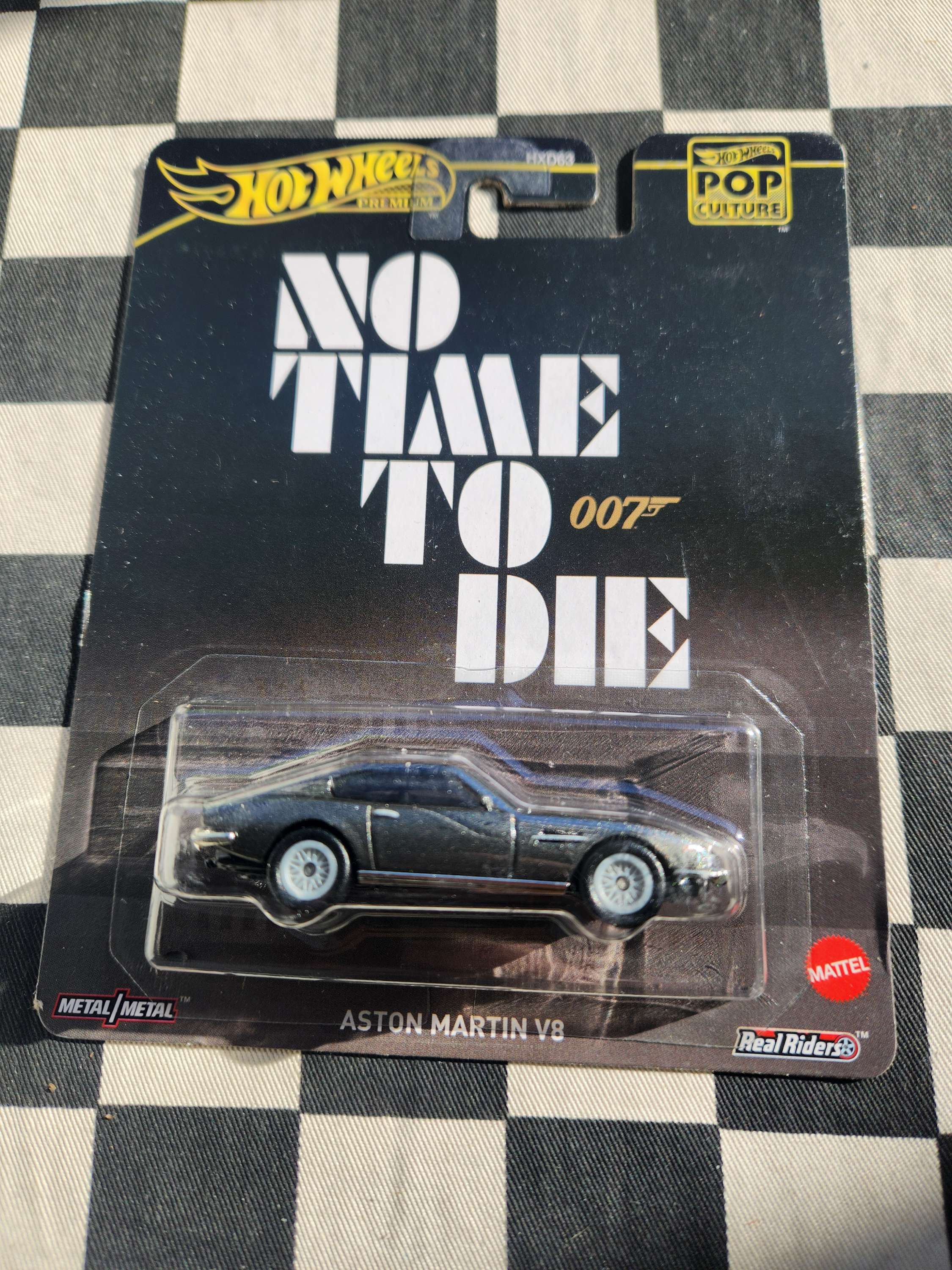 Hot Wheels Premium James Bond Aston Martin V8 Grey