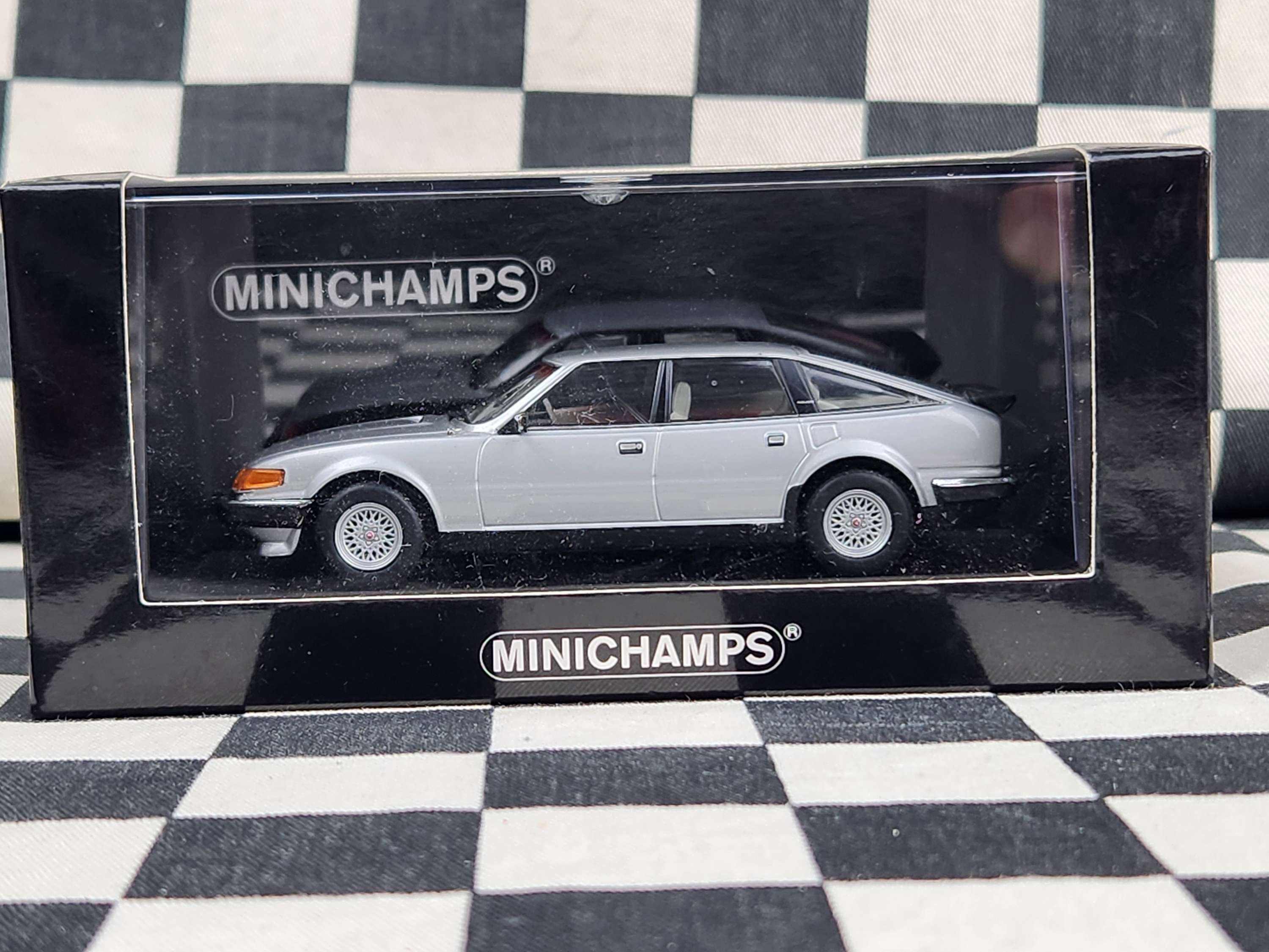 MiniChamps 1/43 Rover Vitesse 3.5 V8 Silver Leaf 1/1392