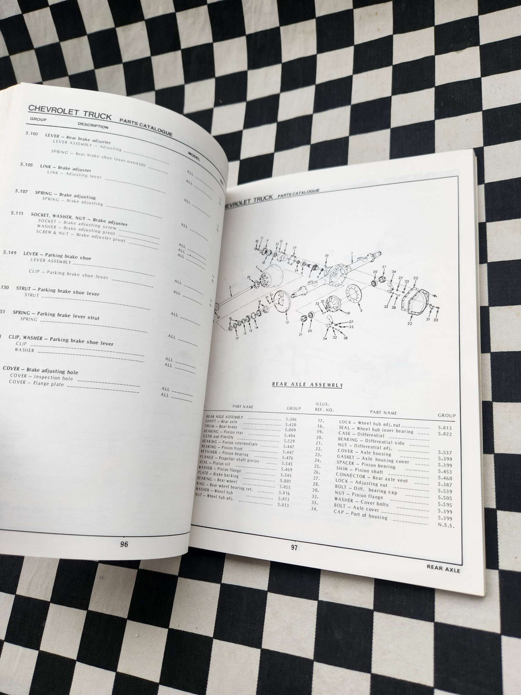 Chevrolet 1975 C20 / C30 Light Duty Truck Factory Parts Catalogue