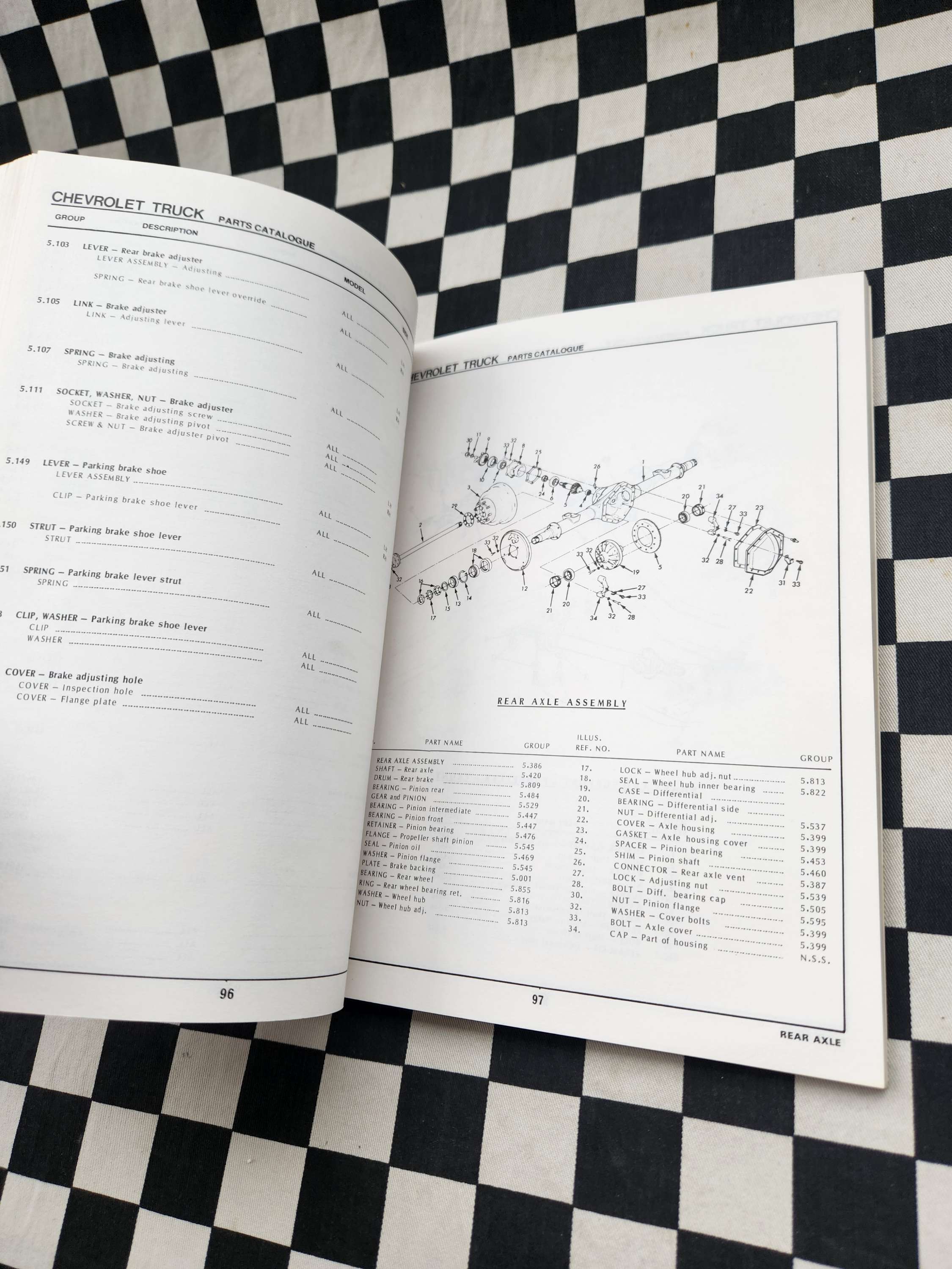 Chevrolet 1975 C20 / C30 Light Duty Truck Factory Parts Catalogue