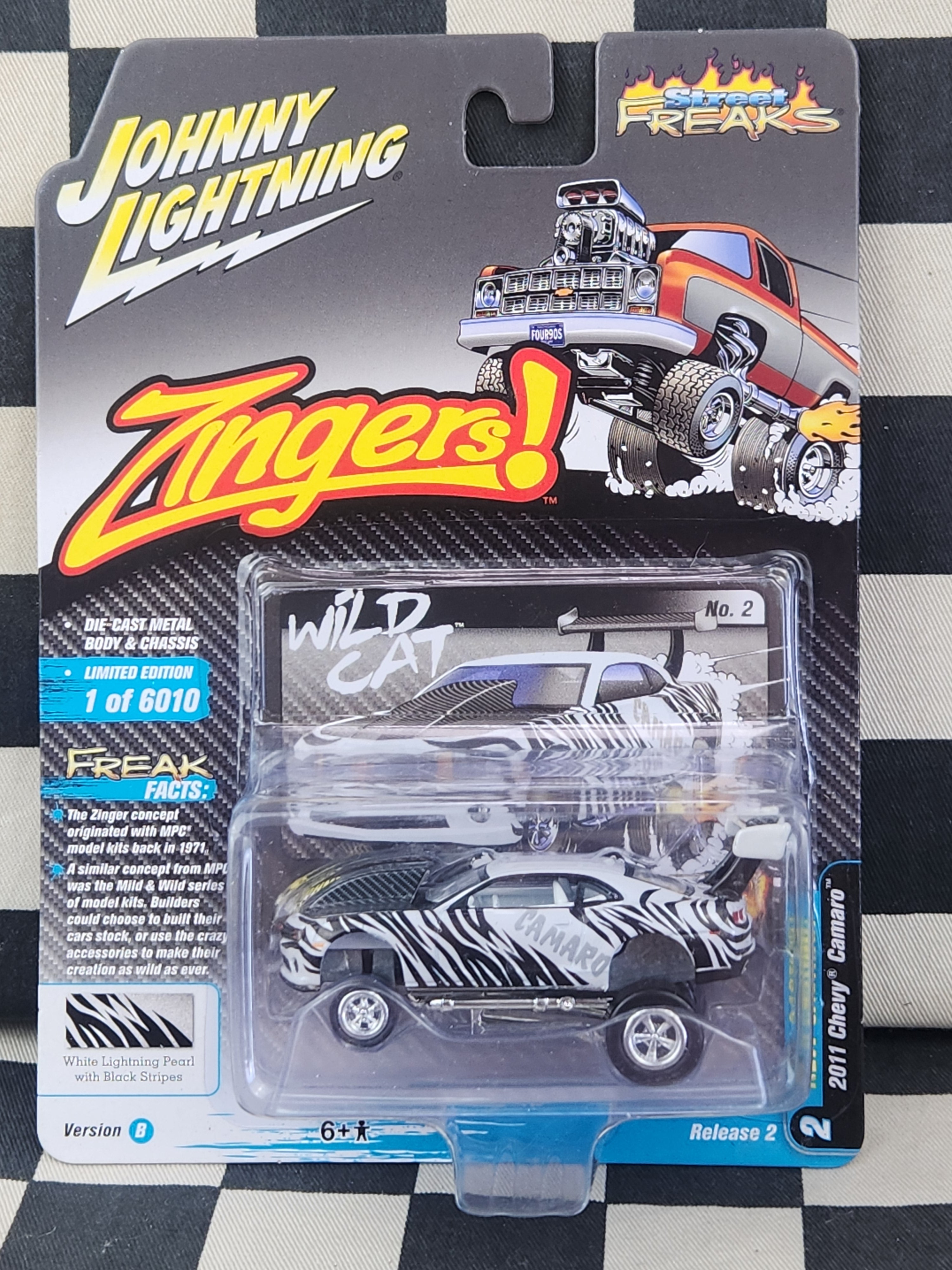 Johnny Lightning Zingers Wild Cat 2011 Chevy Camaro