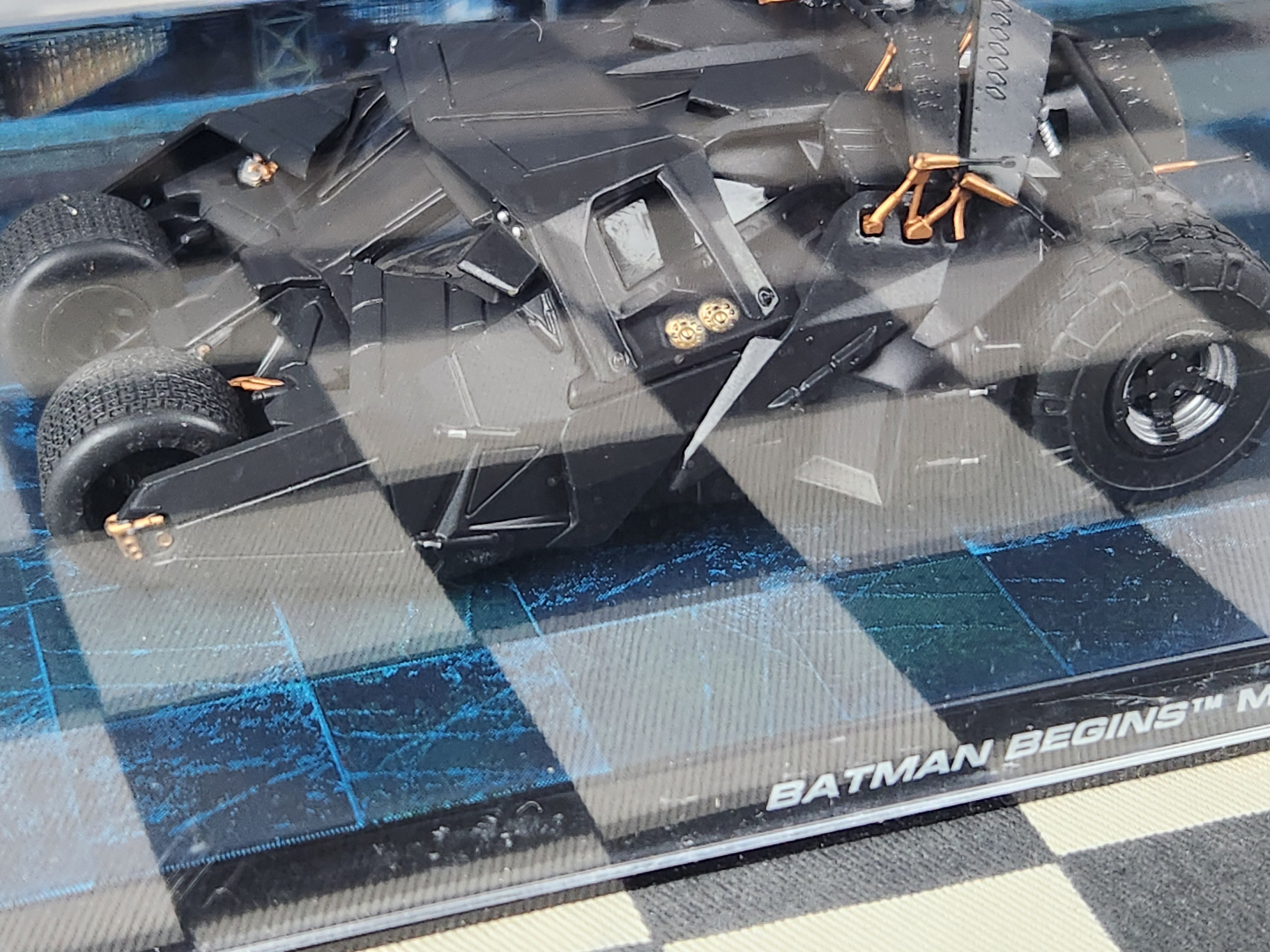 BATMAN 1:43 Batman Begins Batmobile