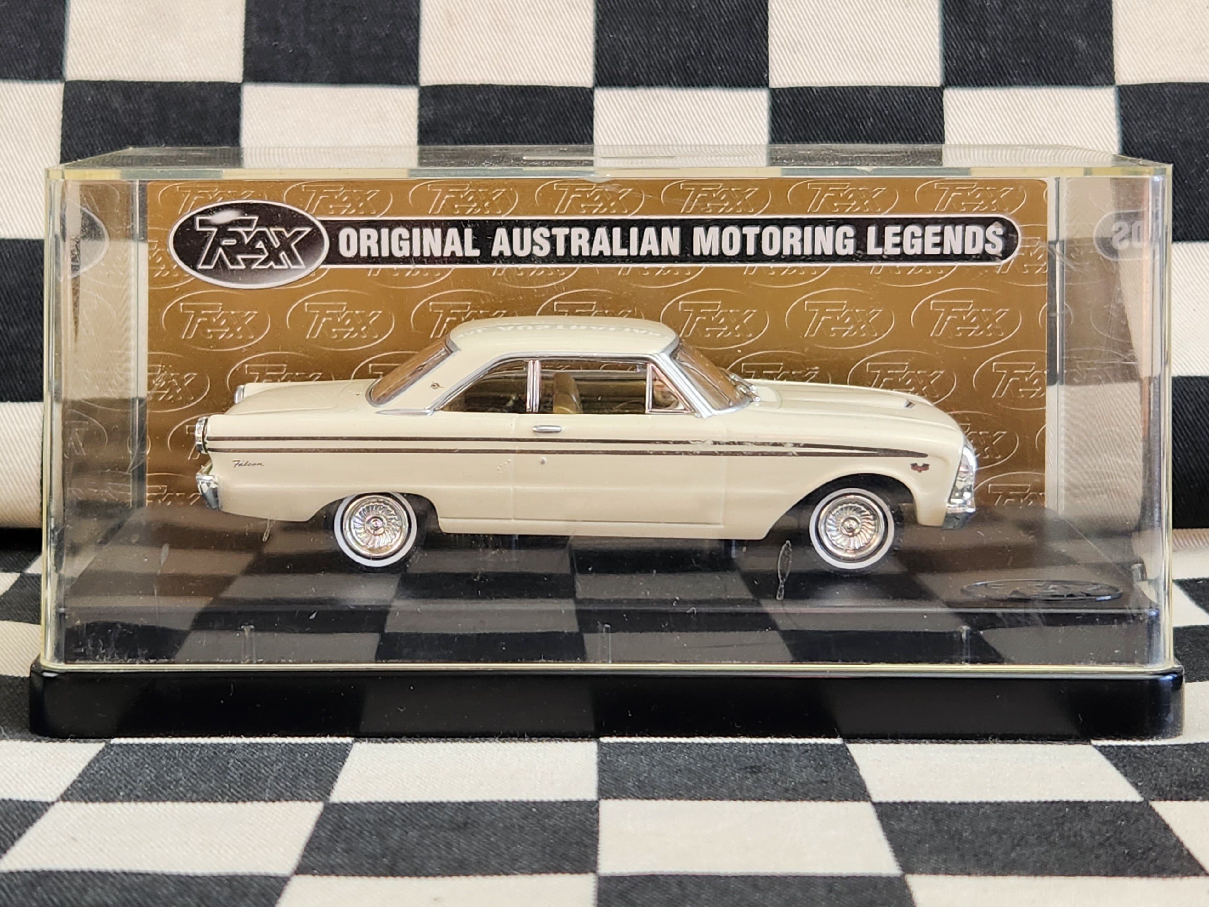 TRAX 1:43 Ford Falcon XP Futura Hardtop TR50