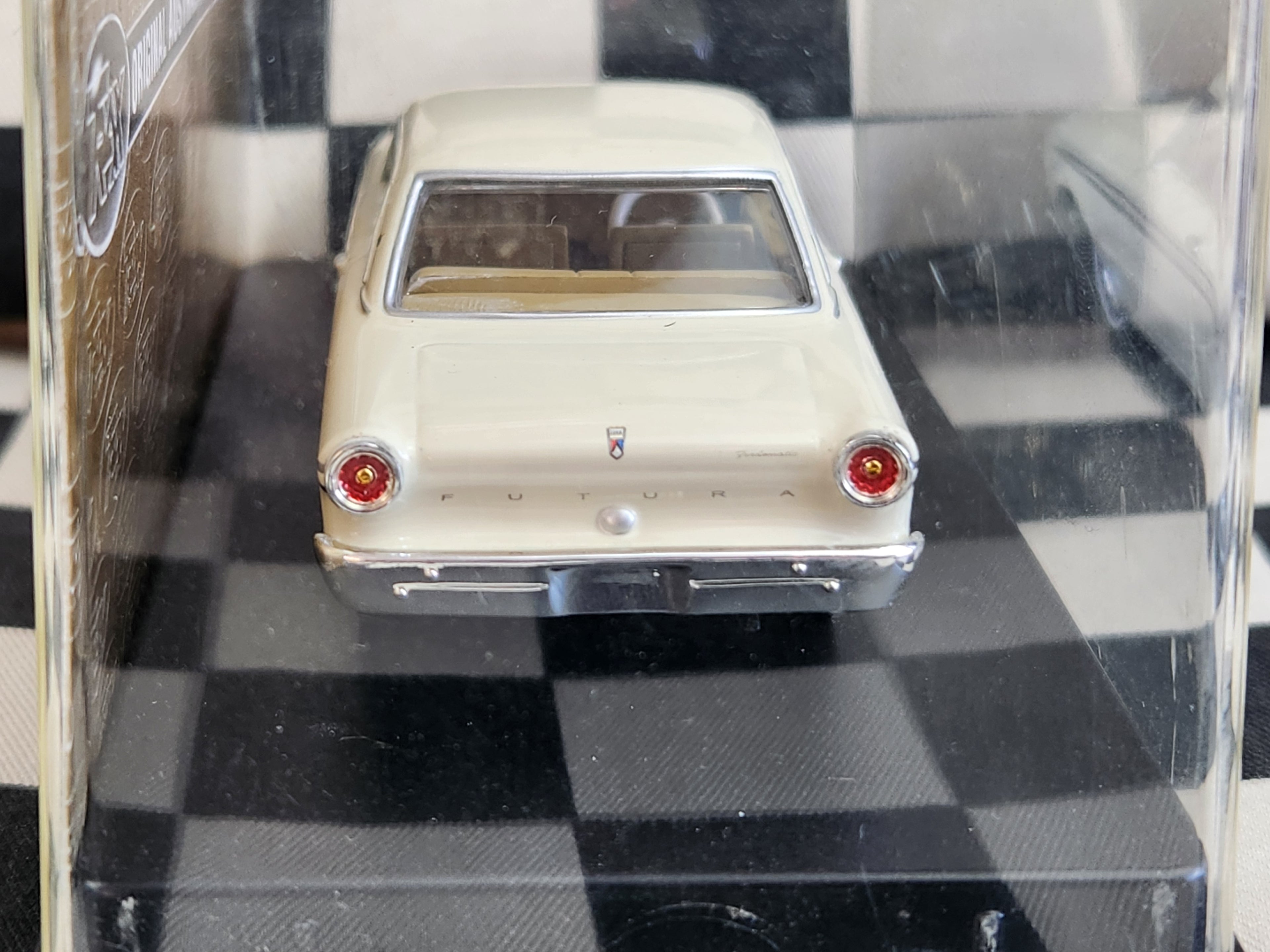 TRAX 1:43 Ford Falcon XP Futura Hardtop TR50