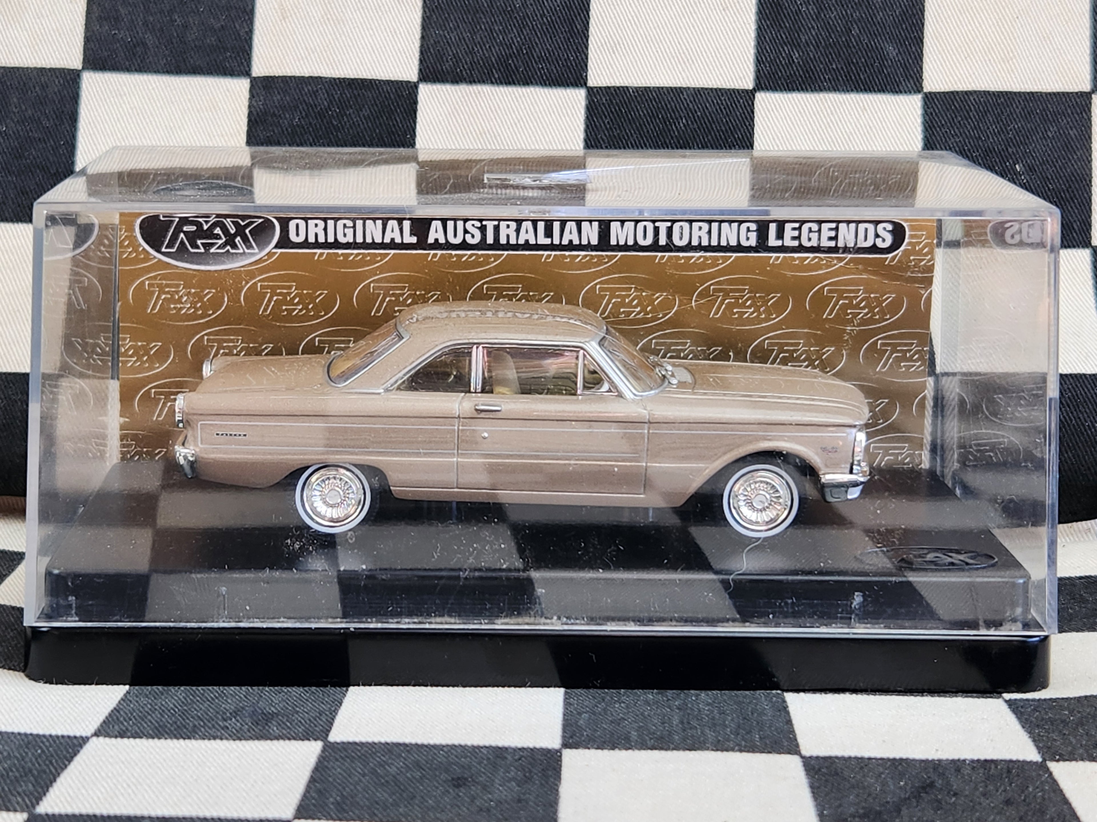 TRAX 1:43 Ford Falcon XP Futura Hardtop TR51B