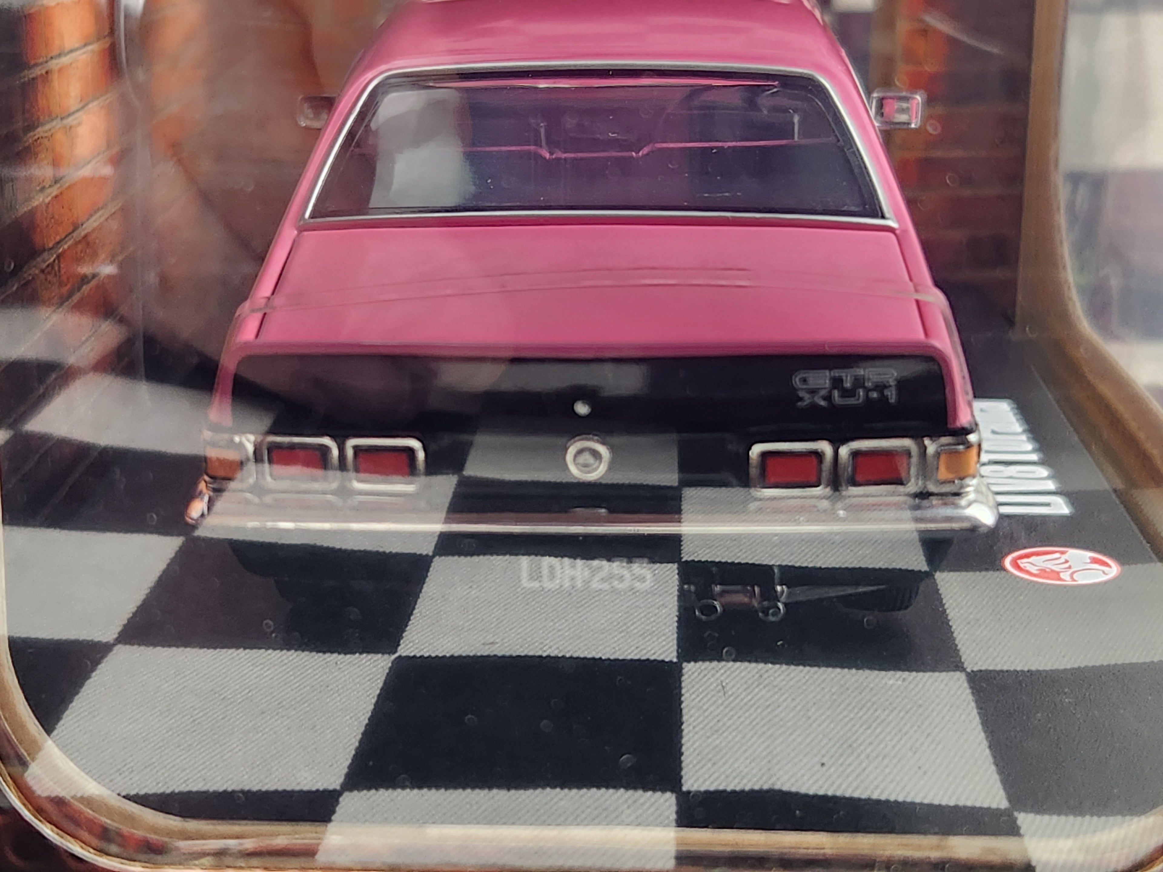 DDA Collectibles 1:24 Holden LJ Torana V8 Strike Me Pink Detailed Seri ...