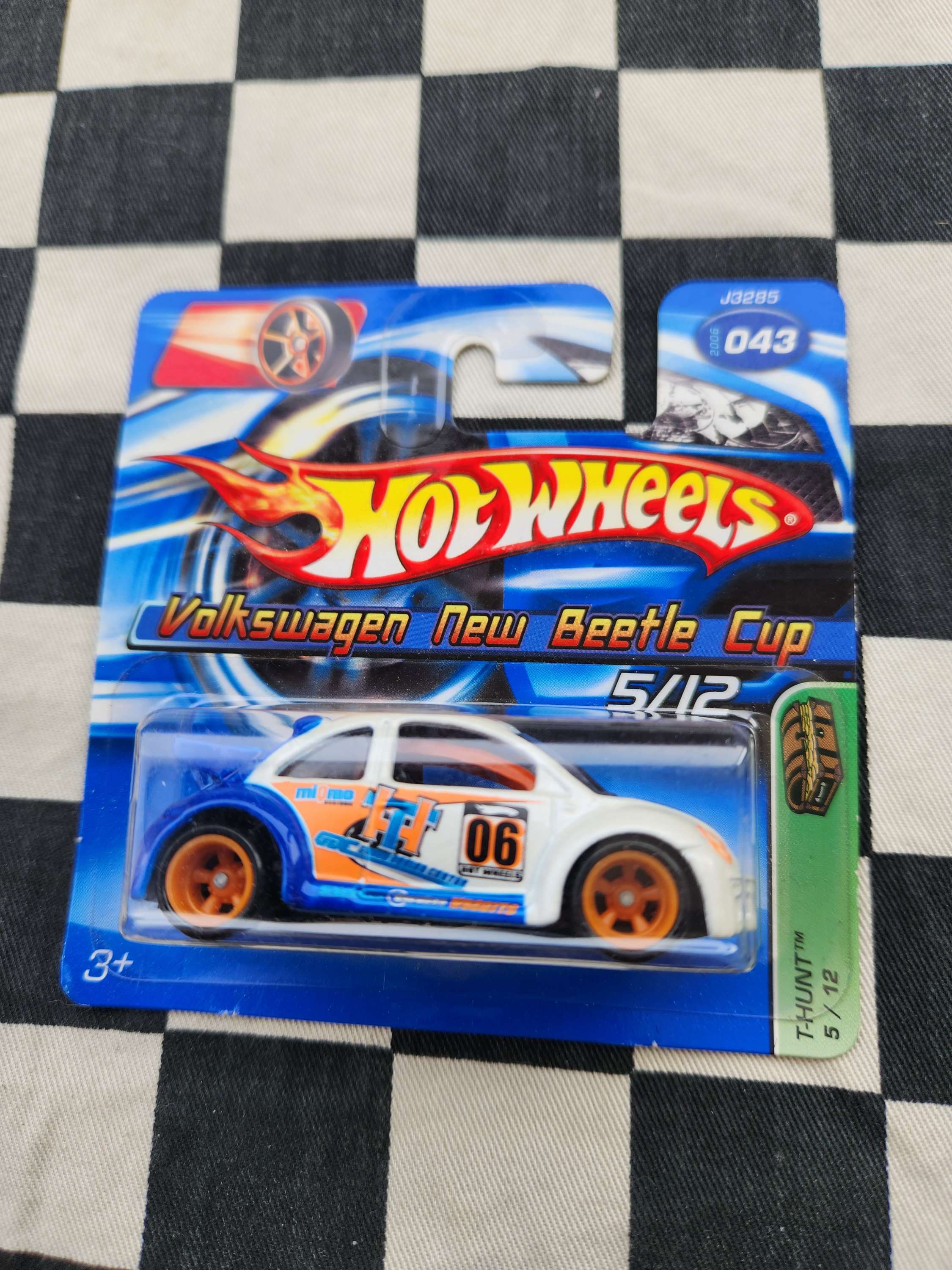 Hot Wheels 2006 TREASURE HUNT Volkswagen New Beetle Cup Rubber Tyres White Short