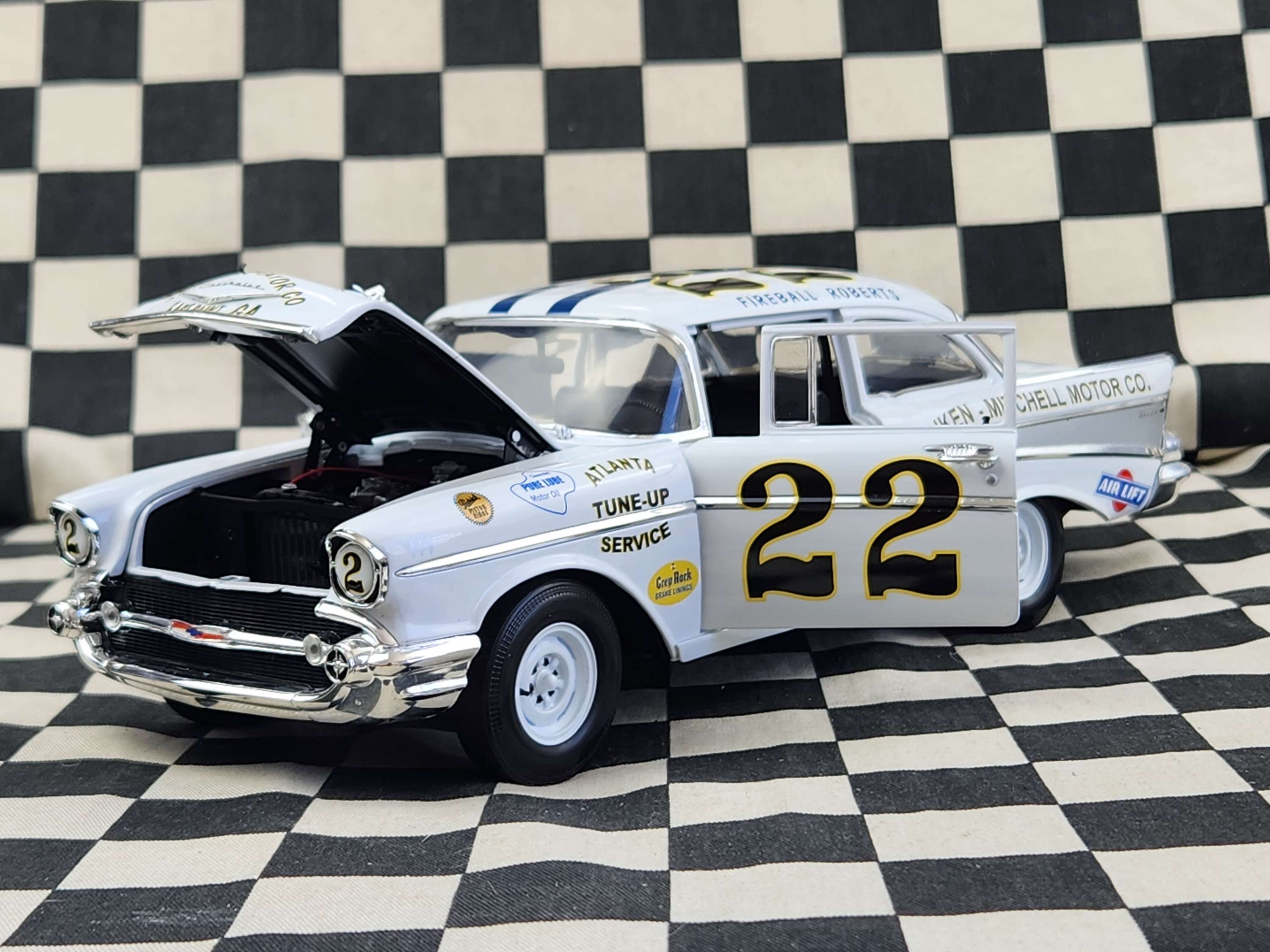 Acme 1:18 Fireball Roberts 1957 Chevrolet Bel Air Darlington 500 Winner