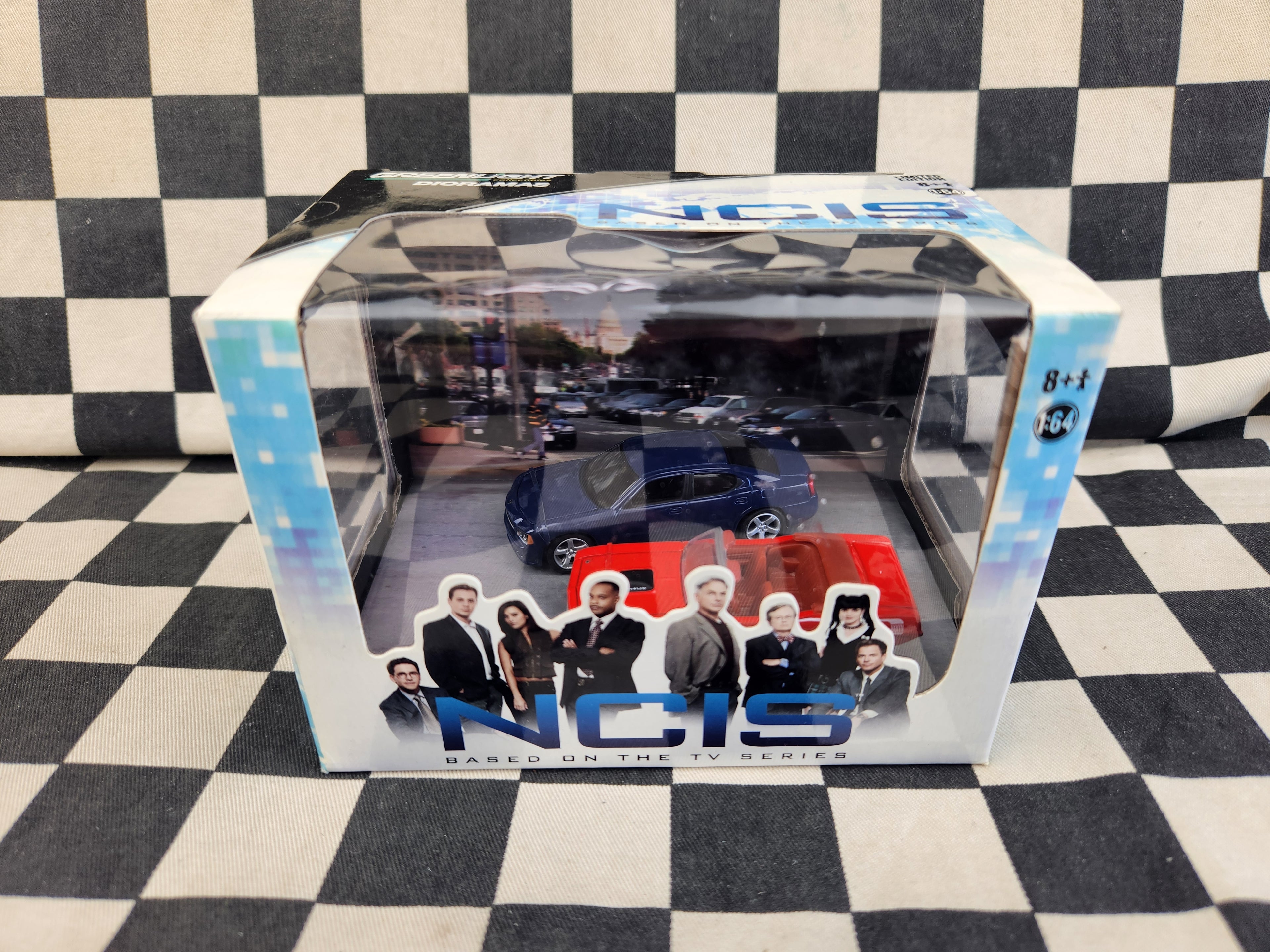 Greenlight Diorama NCIS 1970 Plymouth Hemi Cuda / 2006 Dodge Charger
