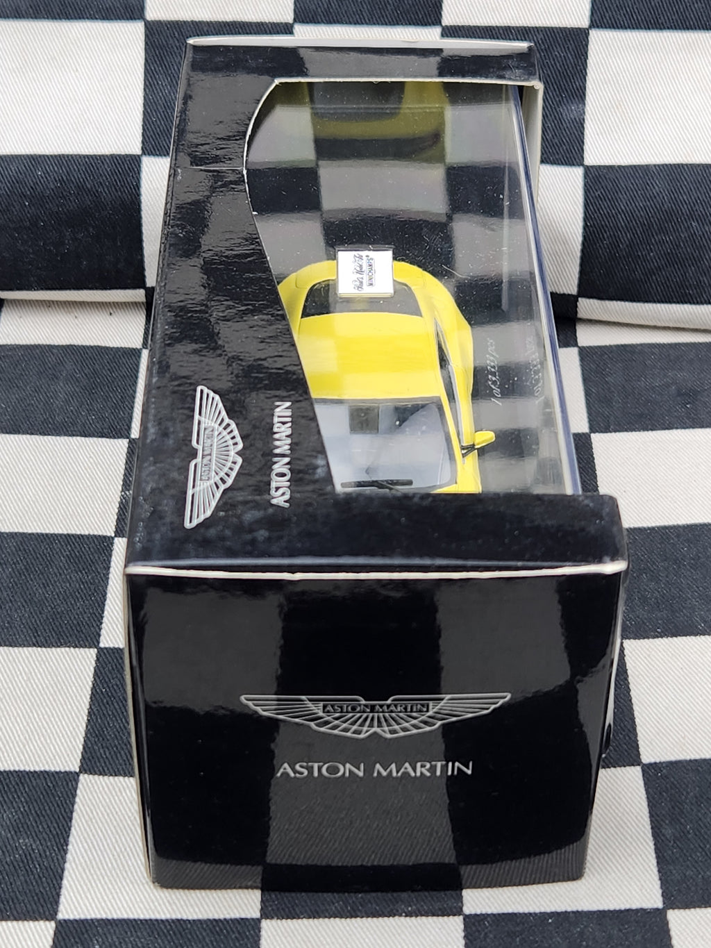 Minichamps 1:43 Aston Martin V8 Vantage Yellow