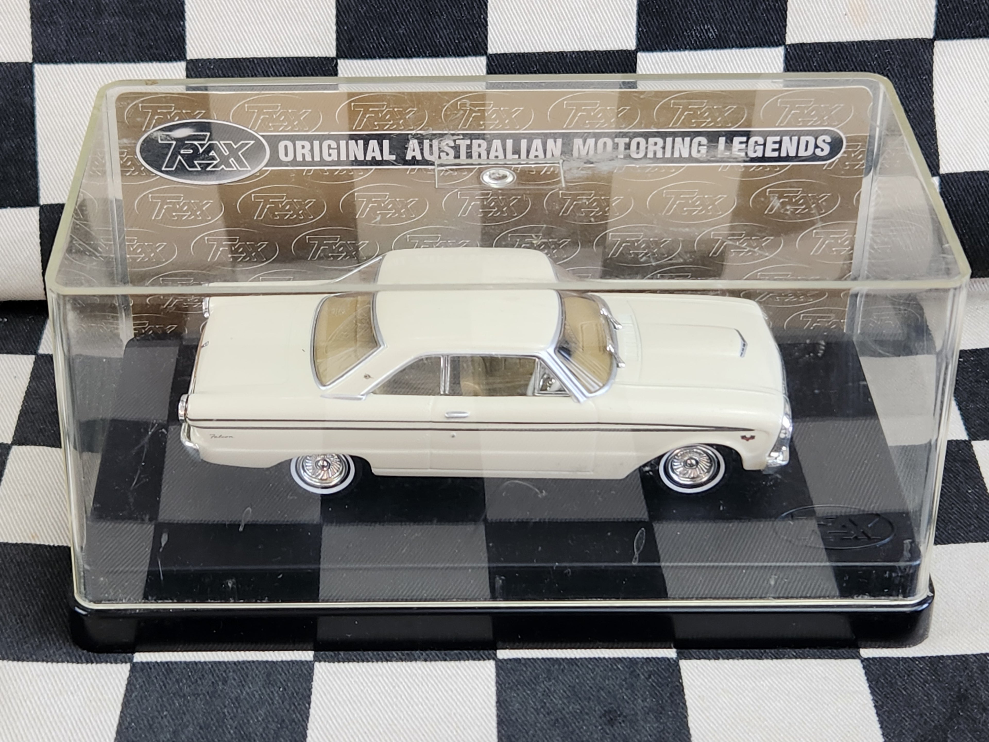 TRAX 1:43 Ford Falcon XP Futura Hardtop TR50