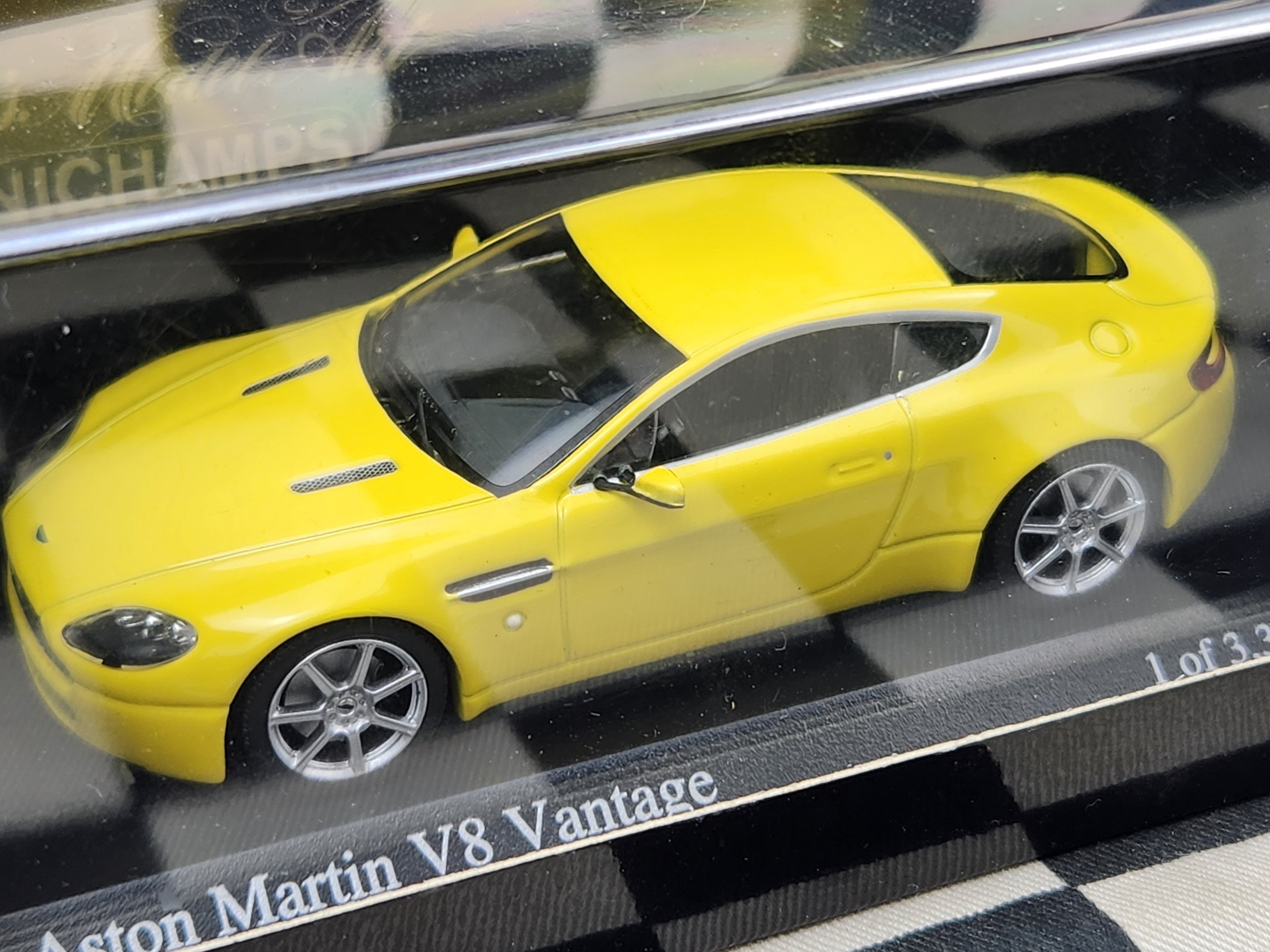 Minichamps 1:43 Aston Martin V8 Vantage Yellow