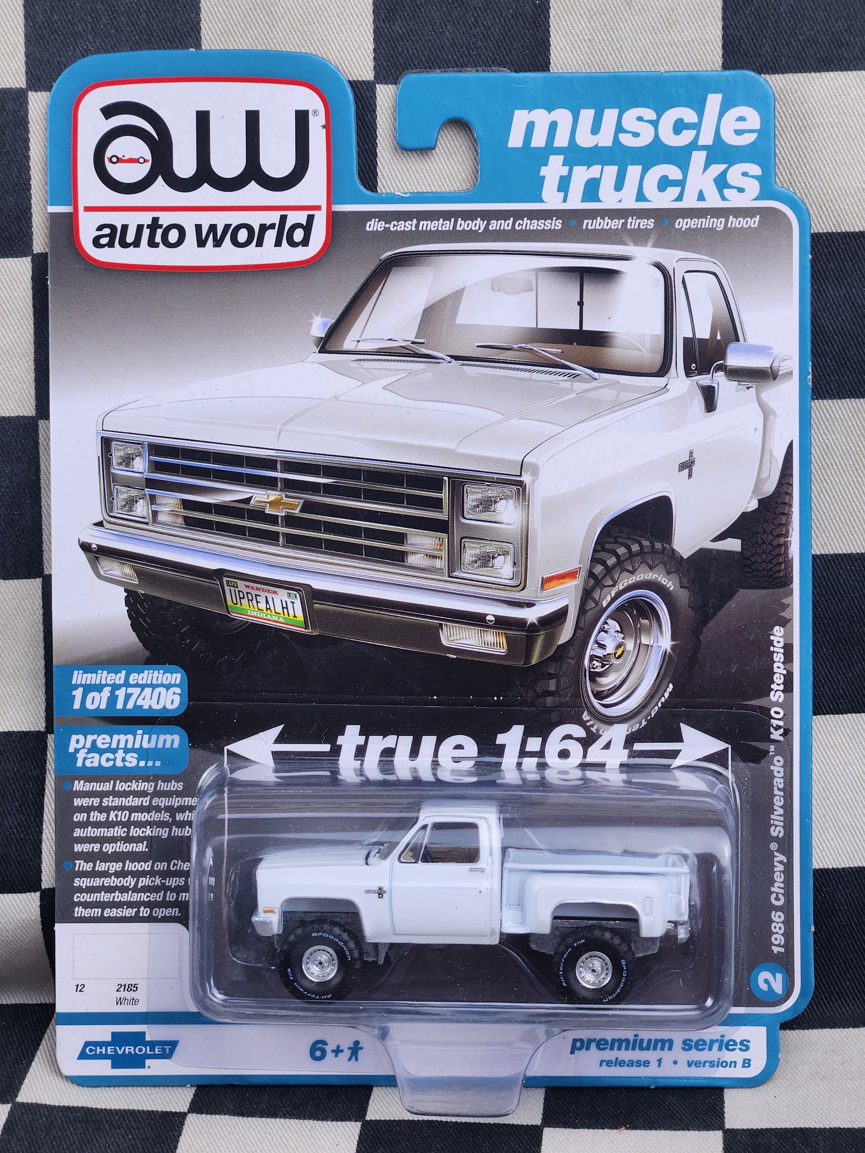 Auto World Muscle Trucks 1986 Chevy Silverado K10 Stepside White