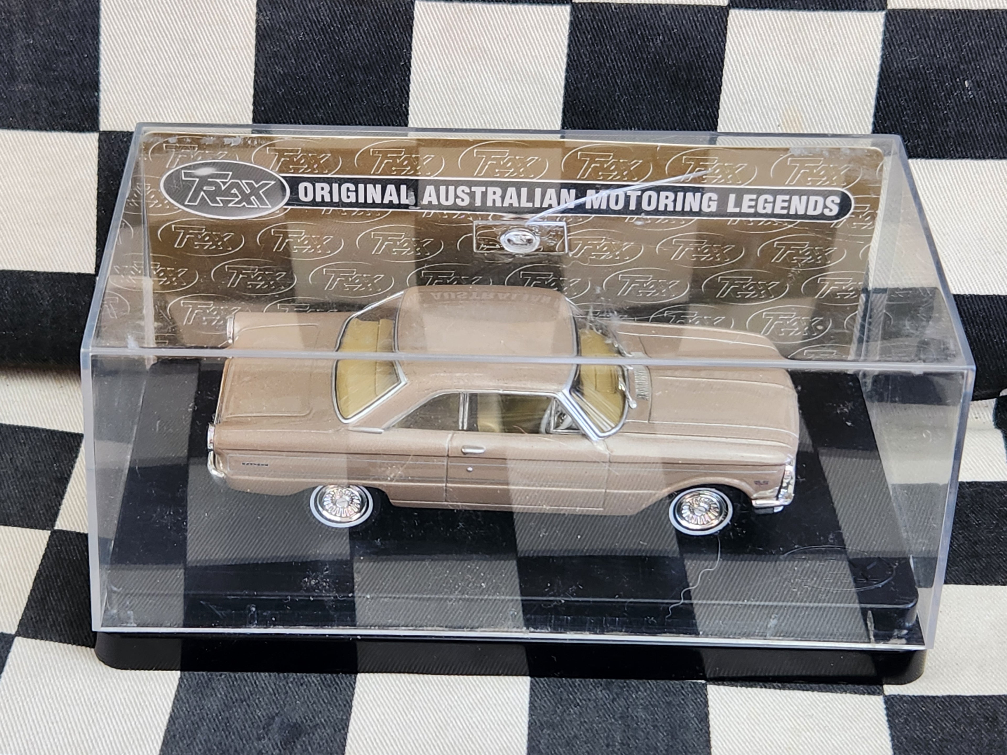 TRAX 1:43 Ford Falcon XP Futura Hardtop TR51B